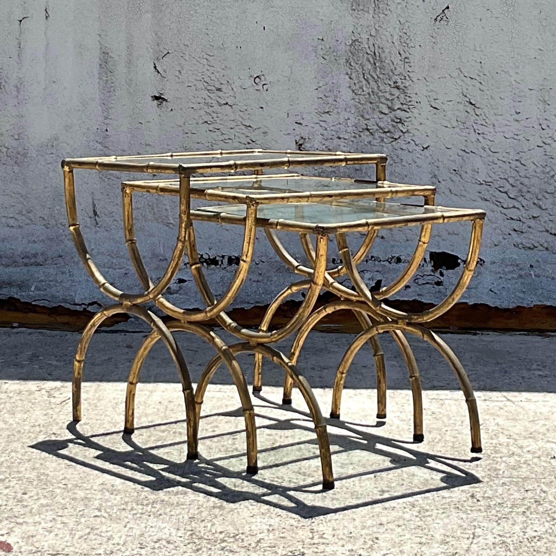 Tables gigognes Vintage Regency en métal doré et bambou Ensemble de 3 tables gigognes en vente 2