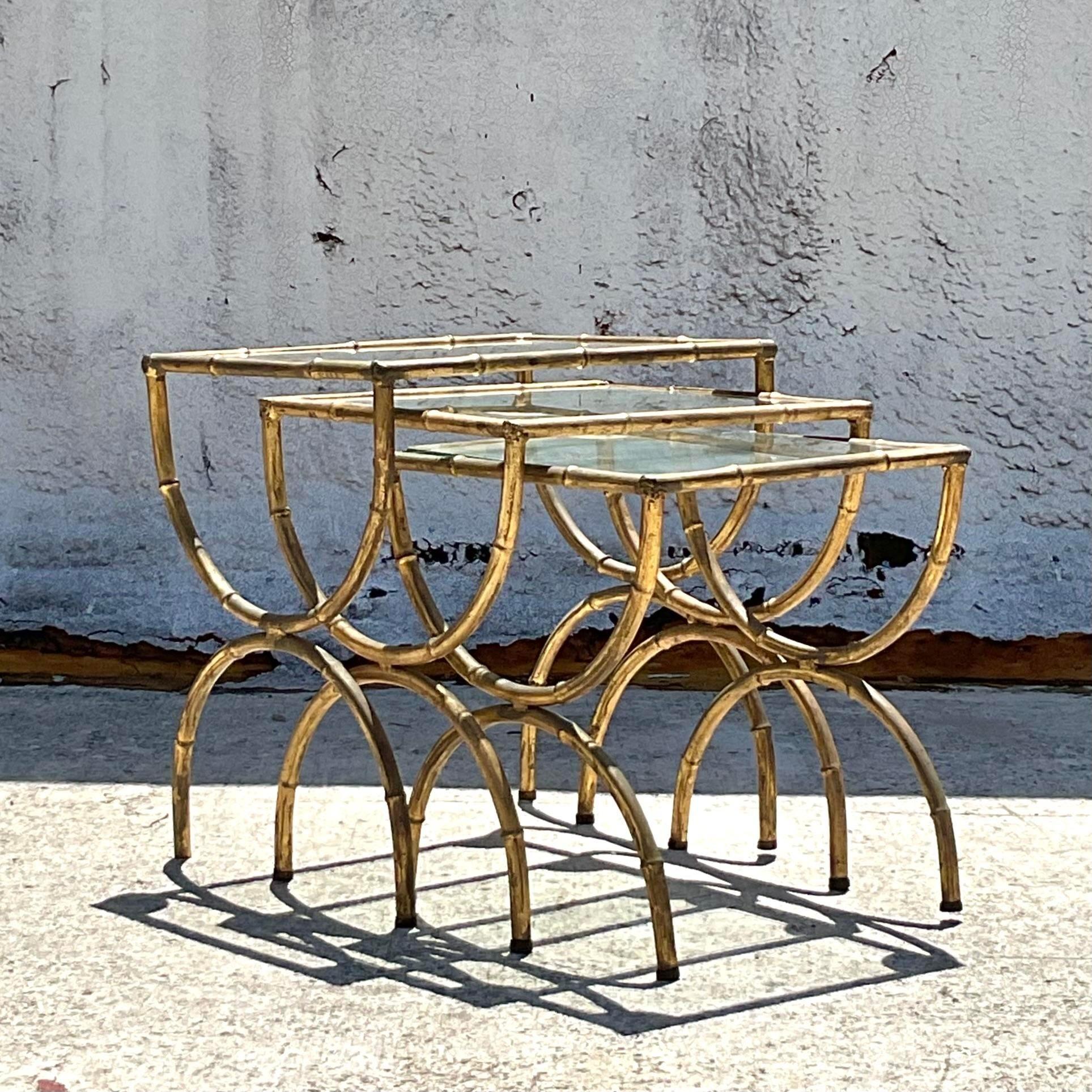 Tables gigognes Vintage Regency en métal doré et bambou Ensemble de 3 tables gigognes en vente 3