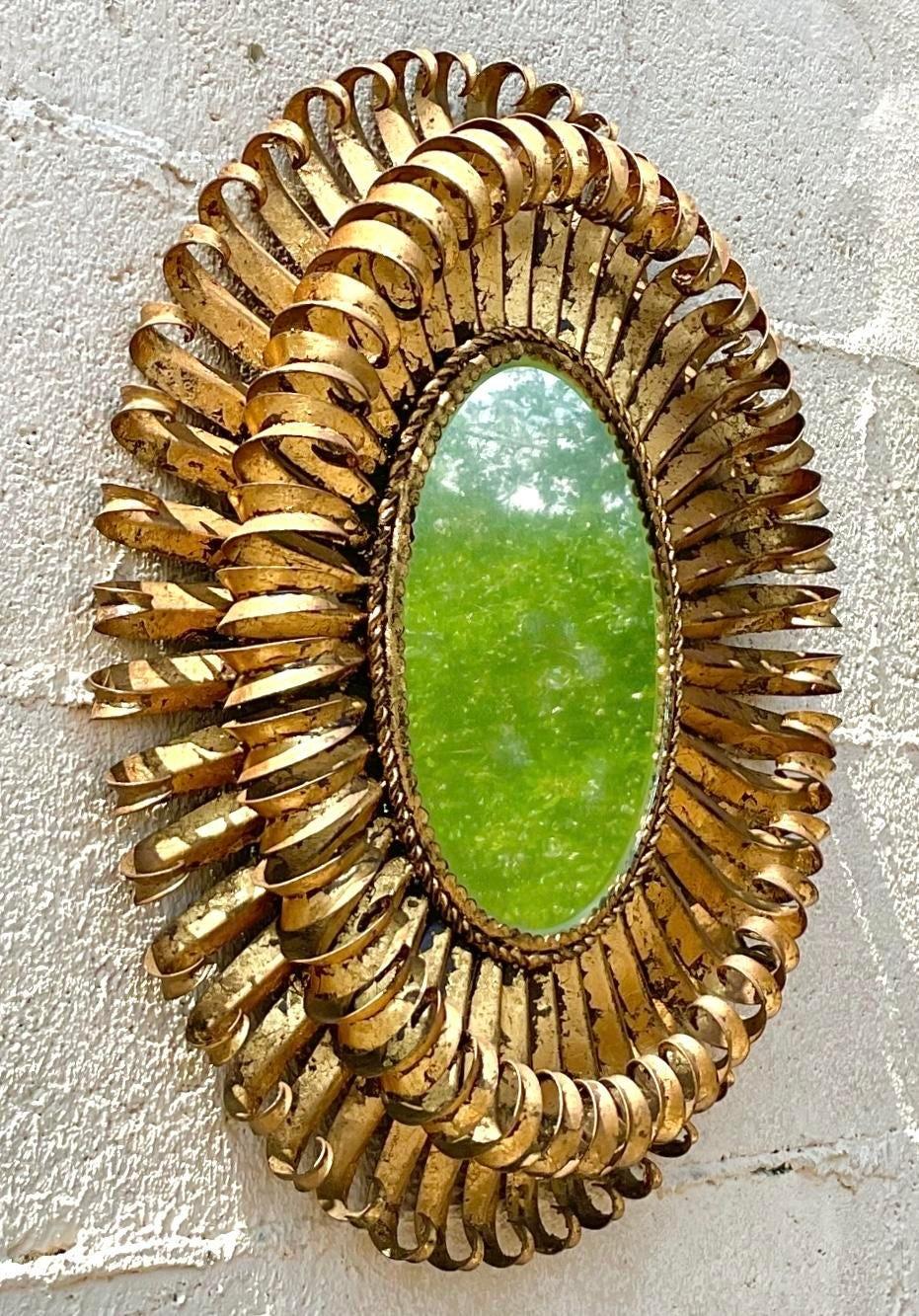Espejo Ovalado de Metal Dorado Vintage Regency en Bueno Estado en west palm beach, FL