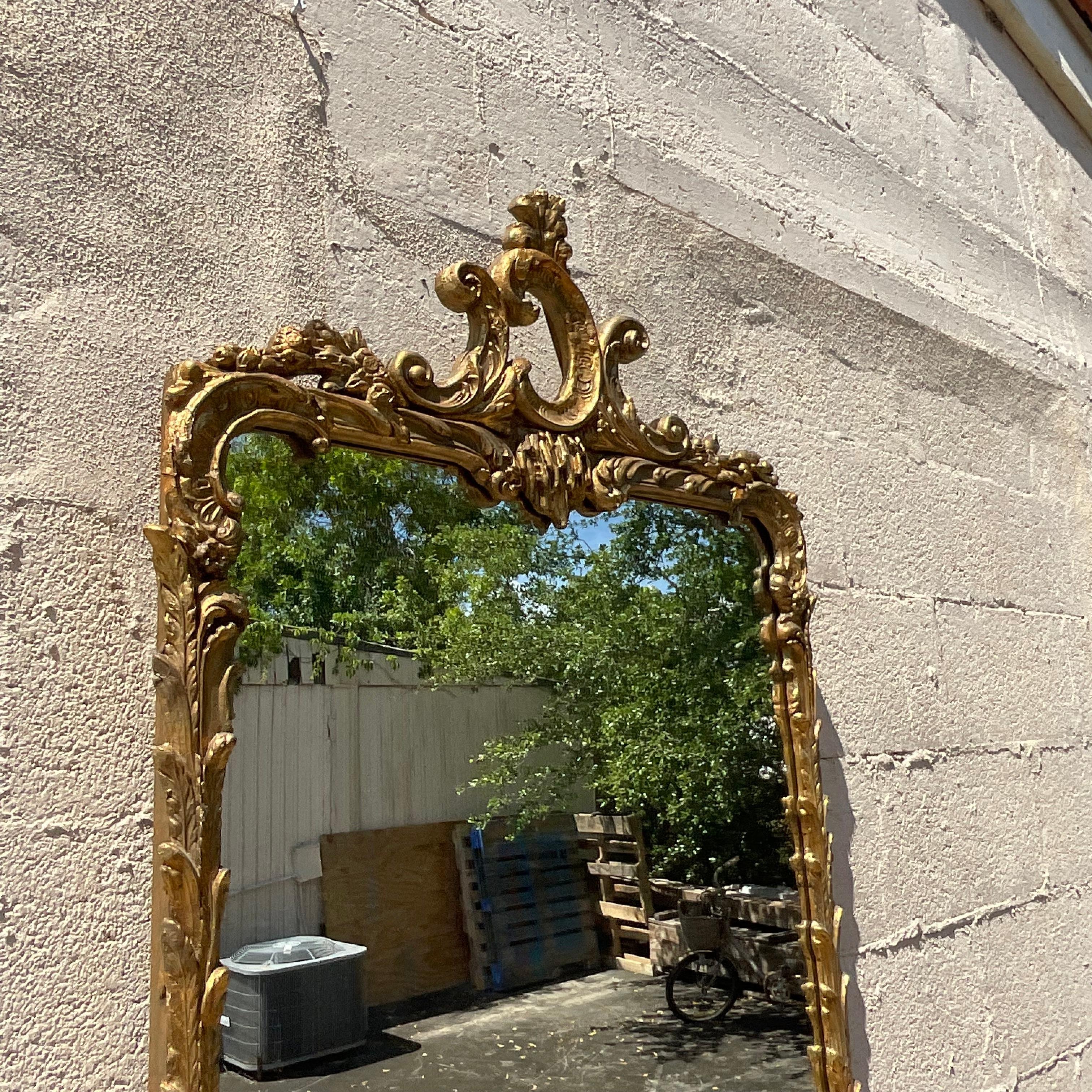 Erleben Sie zeitlose Eleganz mit unserem vergoldeten Vintage-Regency-Spiegel. Dieser in Amerika gefertigte Spiegel hat einen luxuriösen vergoldeten Rahmen, der den klassischen Regency-Stil mit raffiniertem Glamour verbindet und so einen raffinierten