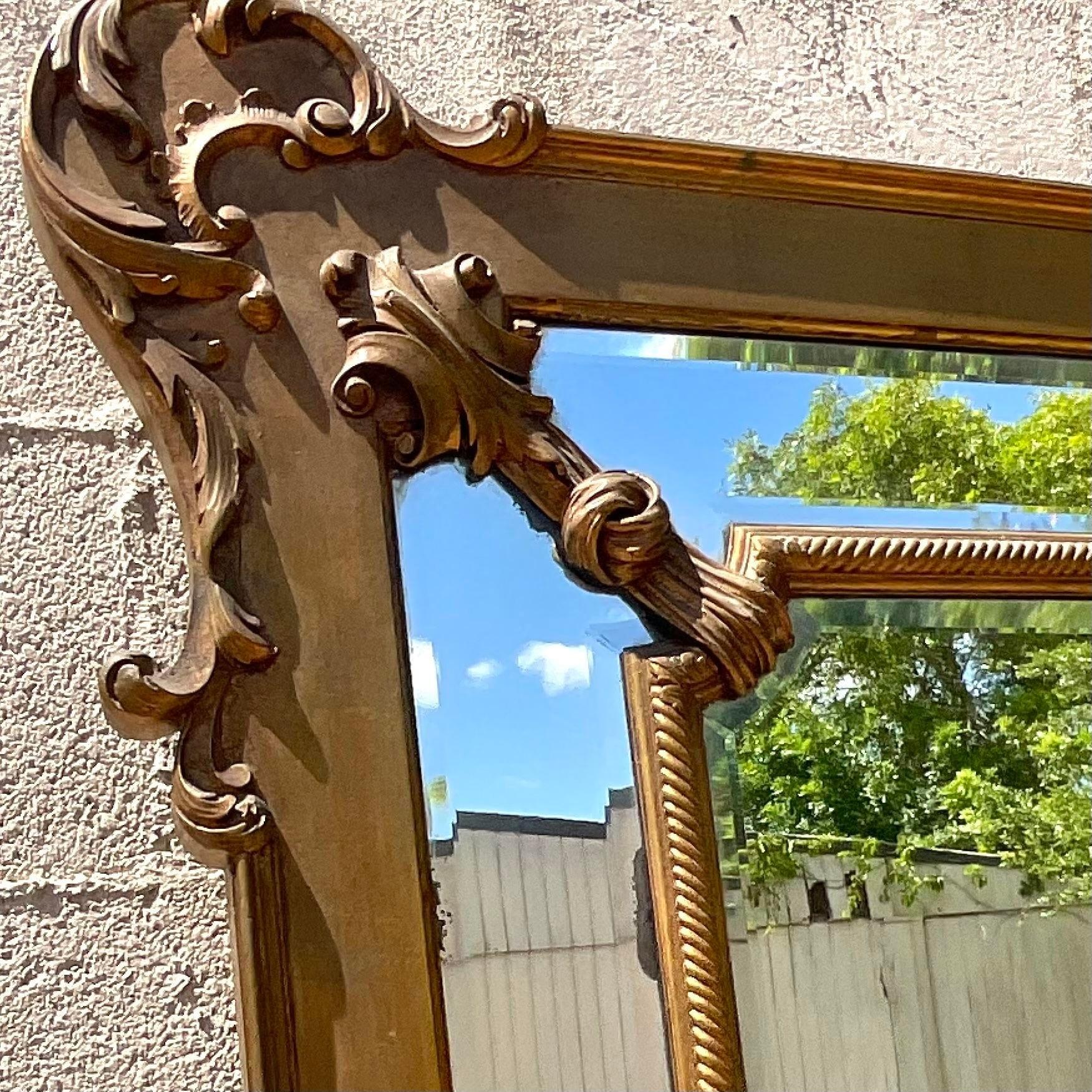 Eleganza nell'arredamento della tua casa con lo specchio Vintage Regency Gilt, una splendida incarnazione dell'eleganza e della raffinatezza americana. La sua cornice ornata e dorata emana un fascino senza tempo, aggiungendo un tocco di lusso e