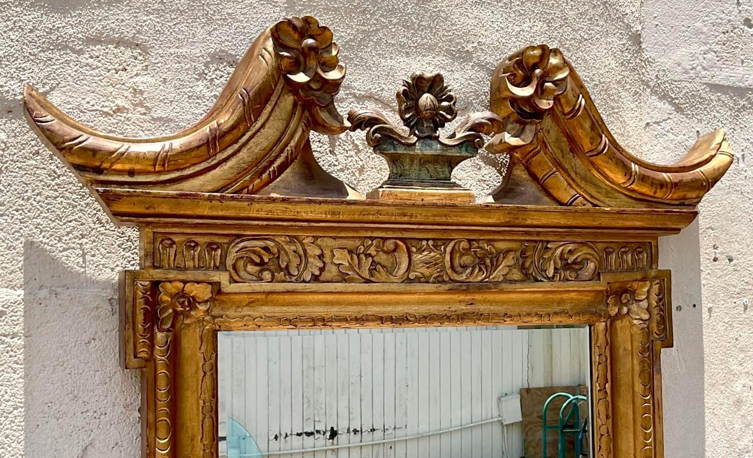 Miroir à fronton doré de style Régence Bon état - En vente à west palm beach, FL