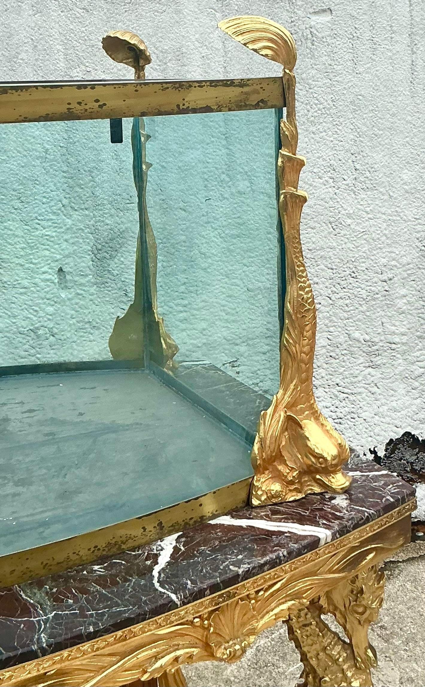 Verwandeln Sie Ihren Raum mit der Opulenz eines vergoldeten Seepferdchen-Fischbeckens im Vintage Regency-Stil. Dieses einzigartige Aquarium mit seinen exquisiten vergoldeten Seepferdchen-Akzenten verbindet klassische Eleganz mit einem Hauch von
