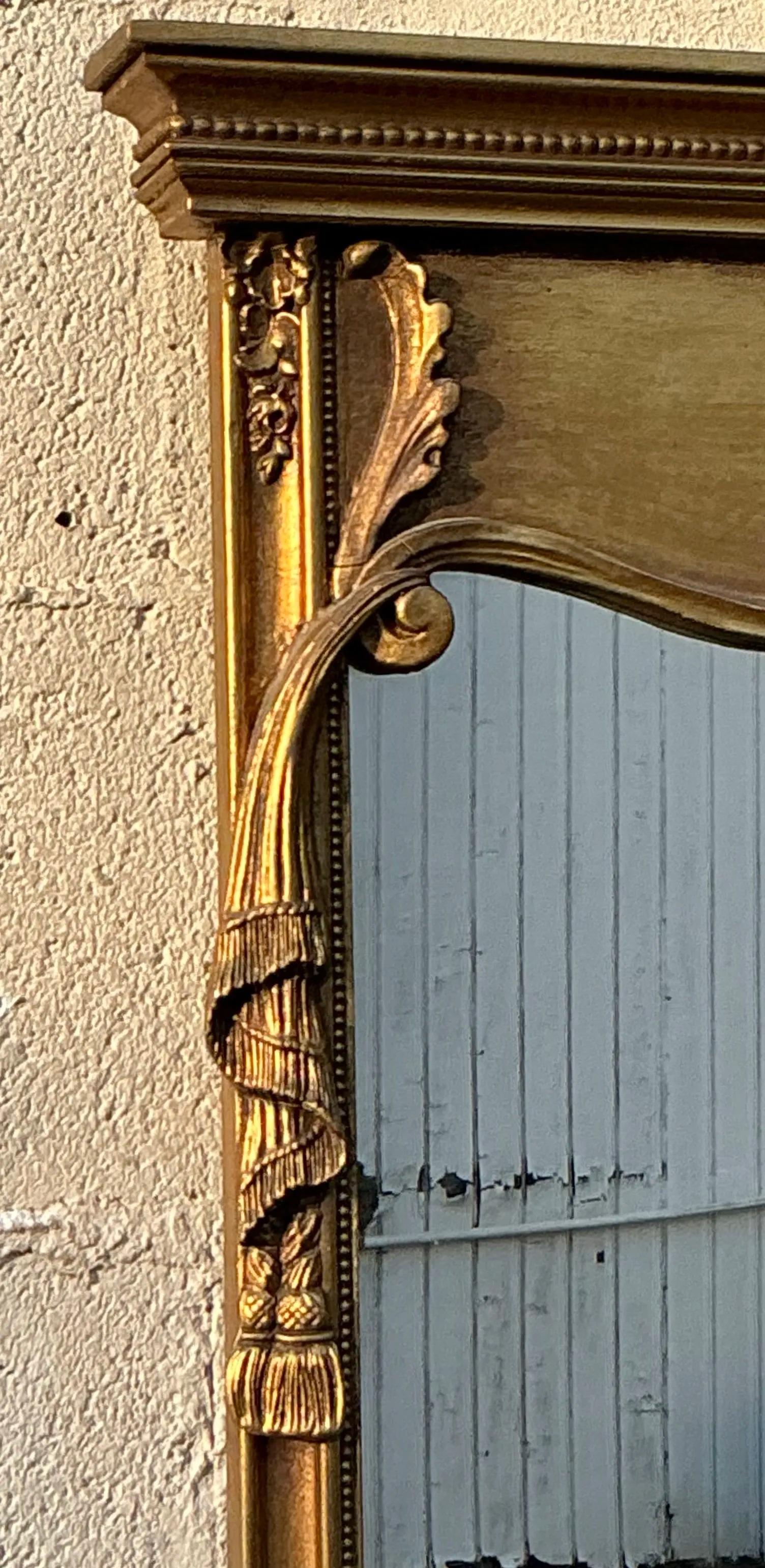 Américain Miroir de style Régence doré en vente