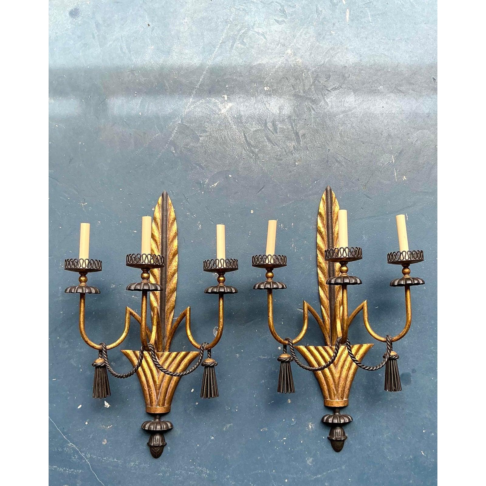 Ilumina tu espacio con el glamour teatral de este excepcional par de apliques de pared vintage. Una magistral mezcla de texturas y formas, el diseño se centra en una majestuosa placa posterior de hojas doradas, que proporciona un fondo cálido y