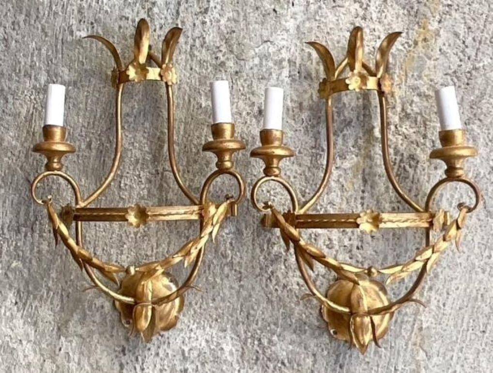 Paire d'appliques Vintage Regency Gilt Swag Bon état - En vente à West Palm Beach, FL