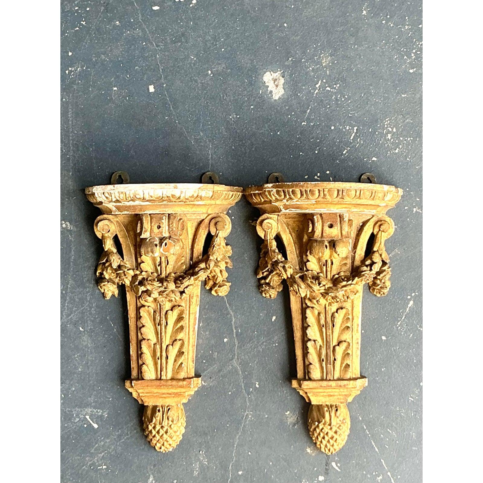 Infondi nella tua casa l'eleganza architettonica di questa splendida coppia di mensole da parete vintage in stile italiano. Scolpita magistralmente a mano nel legno, ogni mensola presenta i classici dettagli neoclassici, tra cui le drammatiche