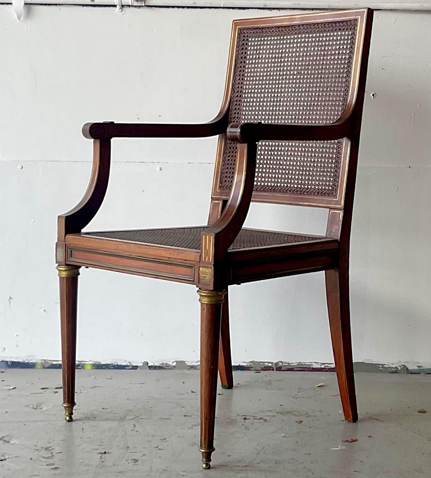 Une fabuleuse chaise Bergère Regency vintage. Un cadre chic avec des pointes dorées et des panneaux de canne insérés. Acquis d'une propriété de Palm Beach.