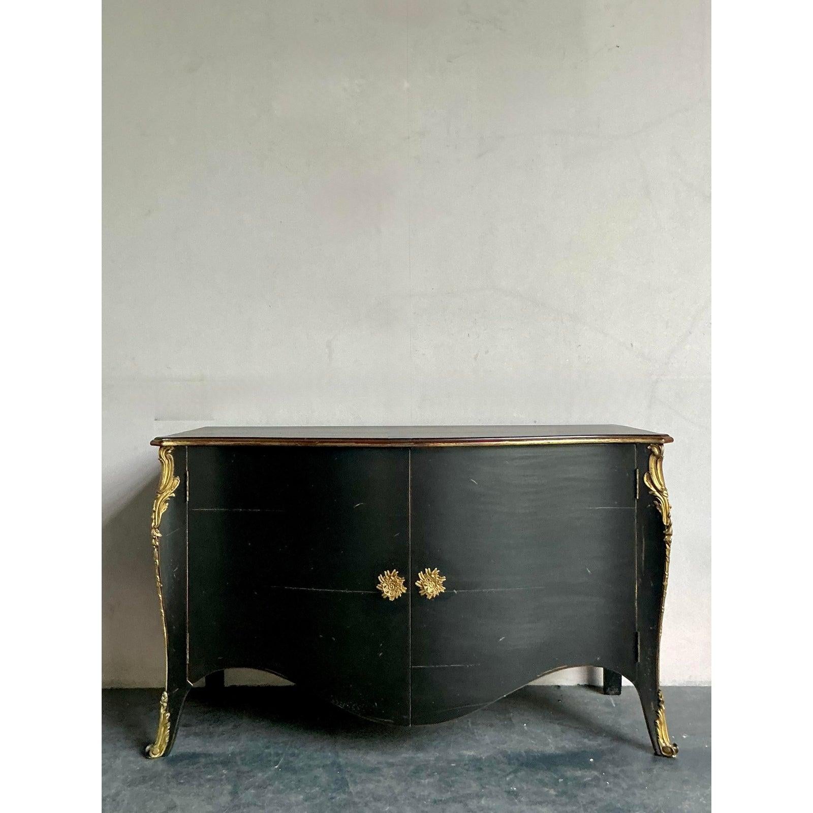 D'une élégance intemporelle, cette commode française vintage capture l'esprit glamour du design Hollywood Regency. Sa spectaculaire silhouette en 