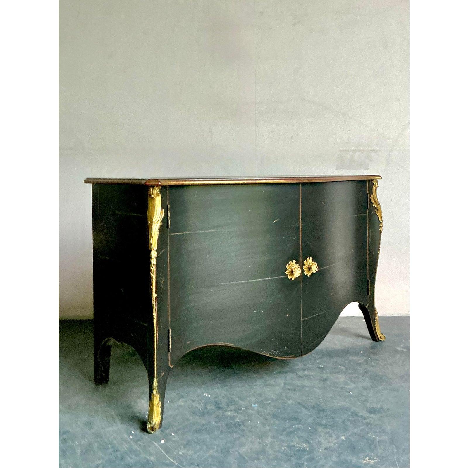 20ième siècle Commode française vintage de style Régence à pointes dorées en vente