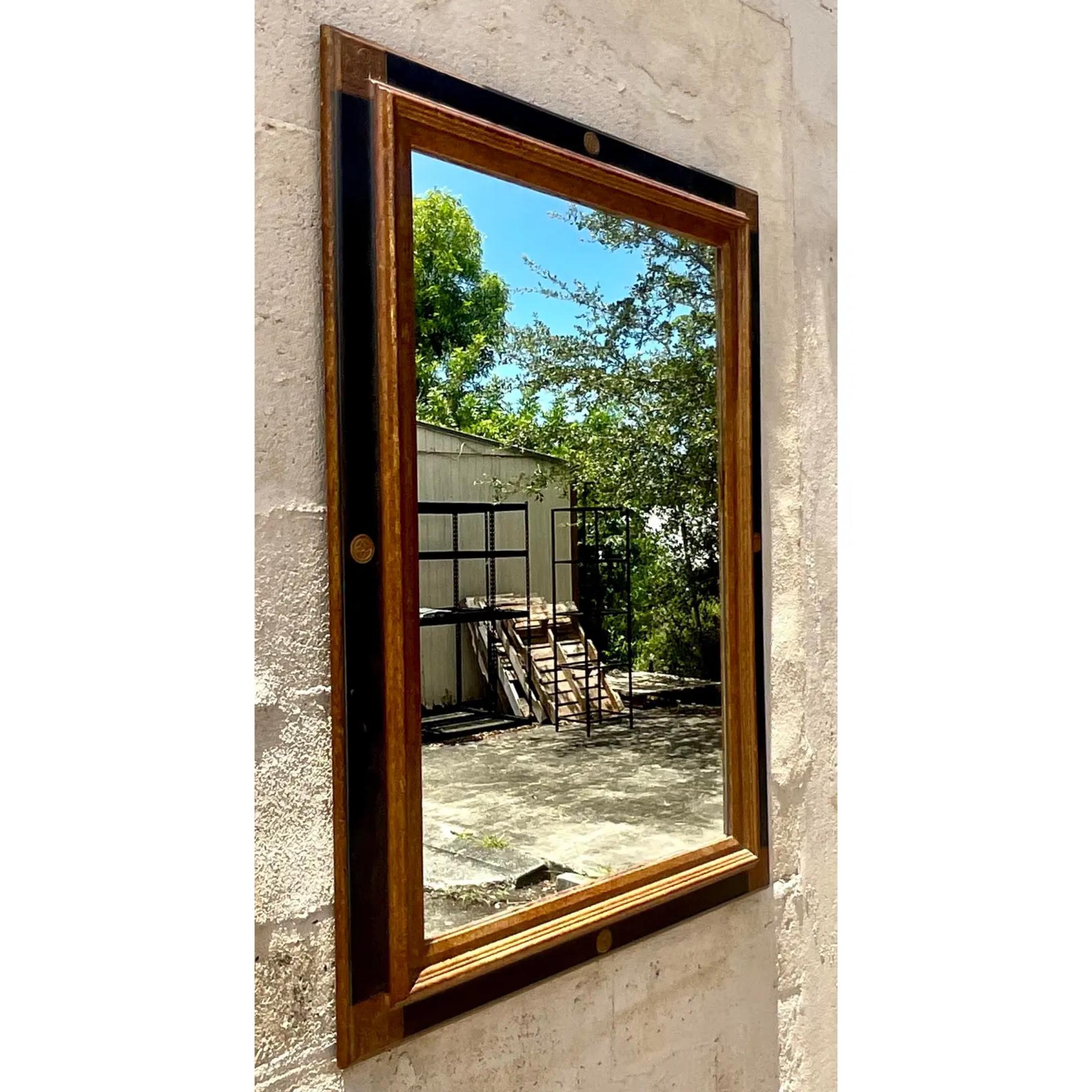 Ein fabelhafter Regency-Spiegel im Vintage-Stil. Rahmen aus mattschwarzem Lack mit Gravur und vergoldeter Spitze. Zwei Spiegel sind auf meiner Chairish-Seite verfügbar. Erworben aus einem Nachlass in Palm Beach