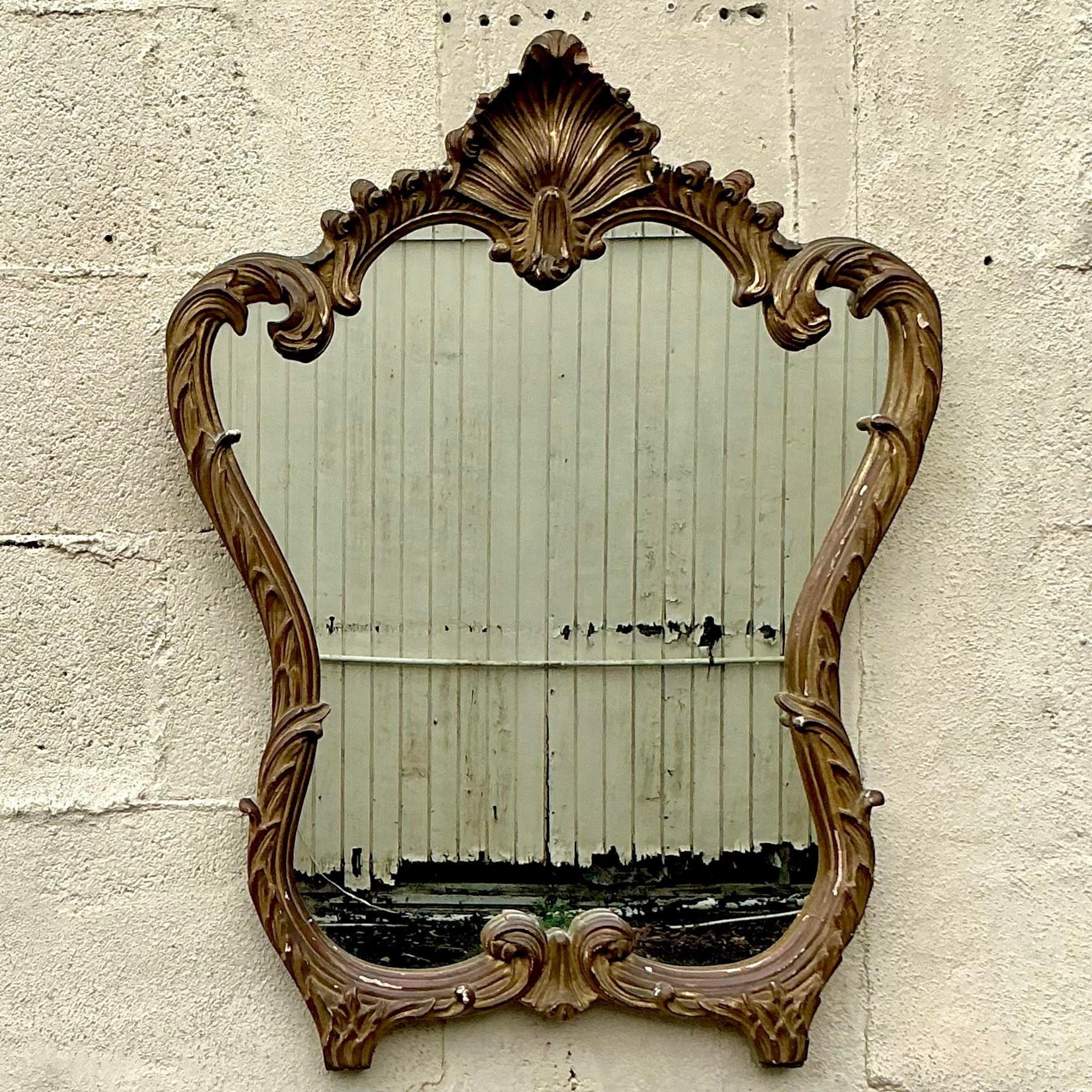 Miroir Vintage Regency aux bords dorés, présentant un travail artisanal complexe et une luxueuse touche d'or, parfait pour ajouter un accent royal à n'importe quelle pièce.