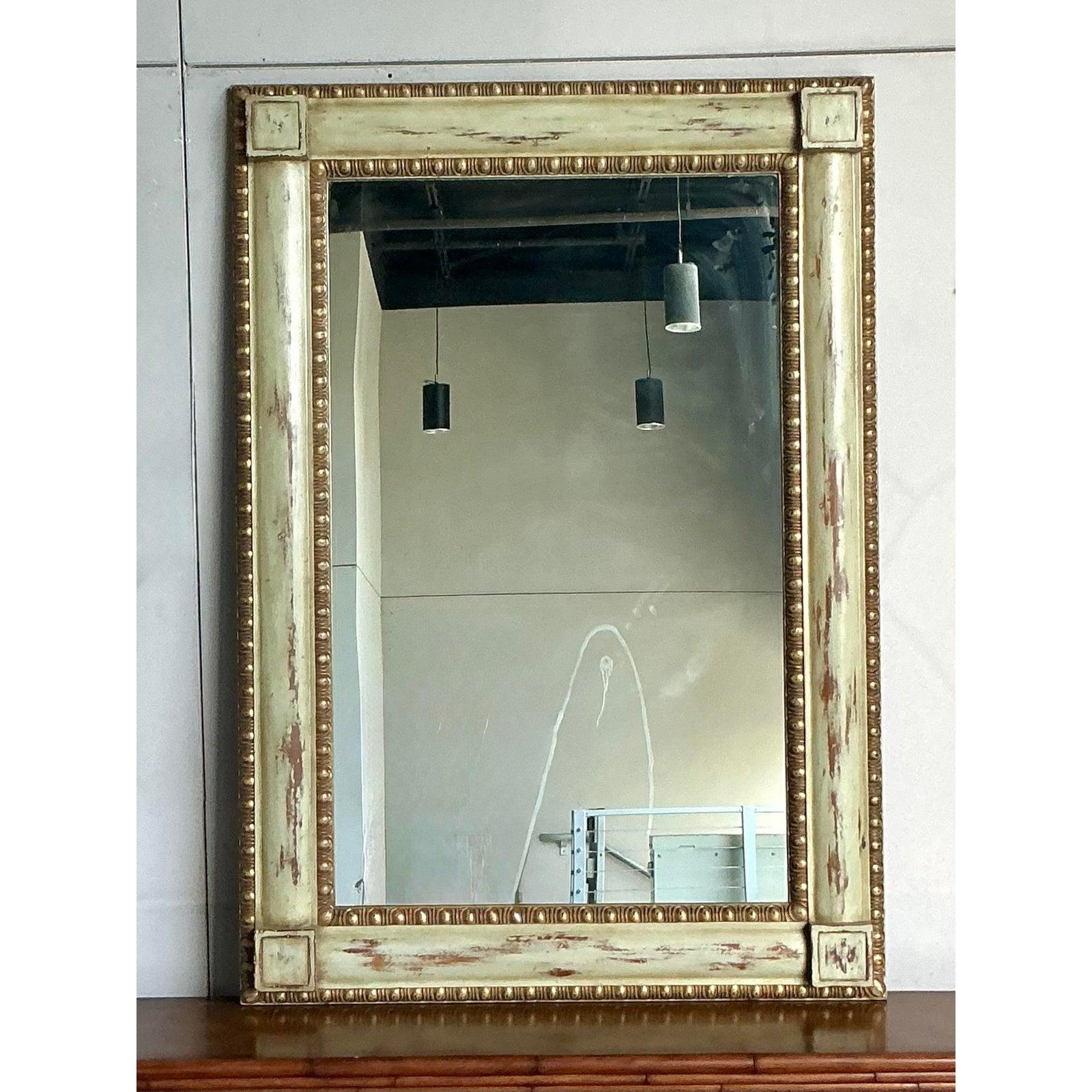 Dieser übergroße Spiegel im Regency-Stil zieht mit seiner zeitlosen Eleganz alle Blicke auf sich. Dieses atemberaubende Beispiel für neoklassisches Design zeichnet sich durch seinen breiten, architektonischen Rahmen, die komplizierten Goldspitzen