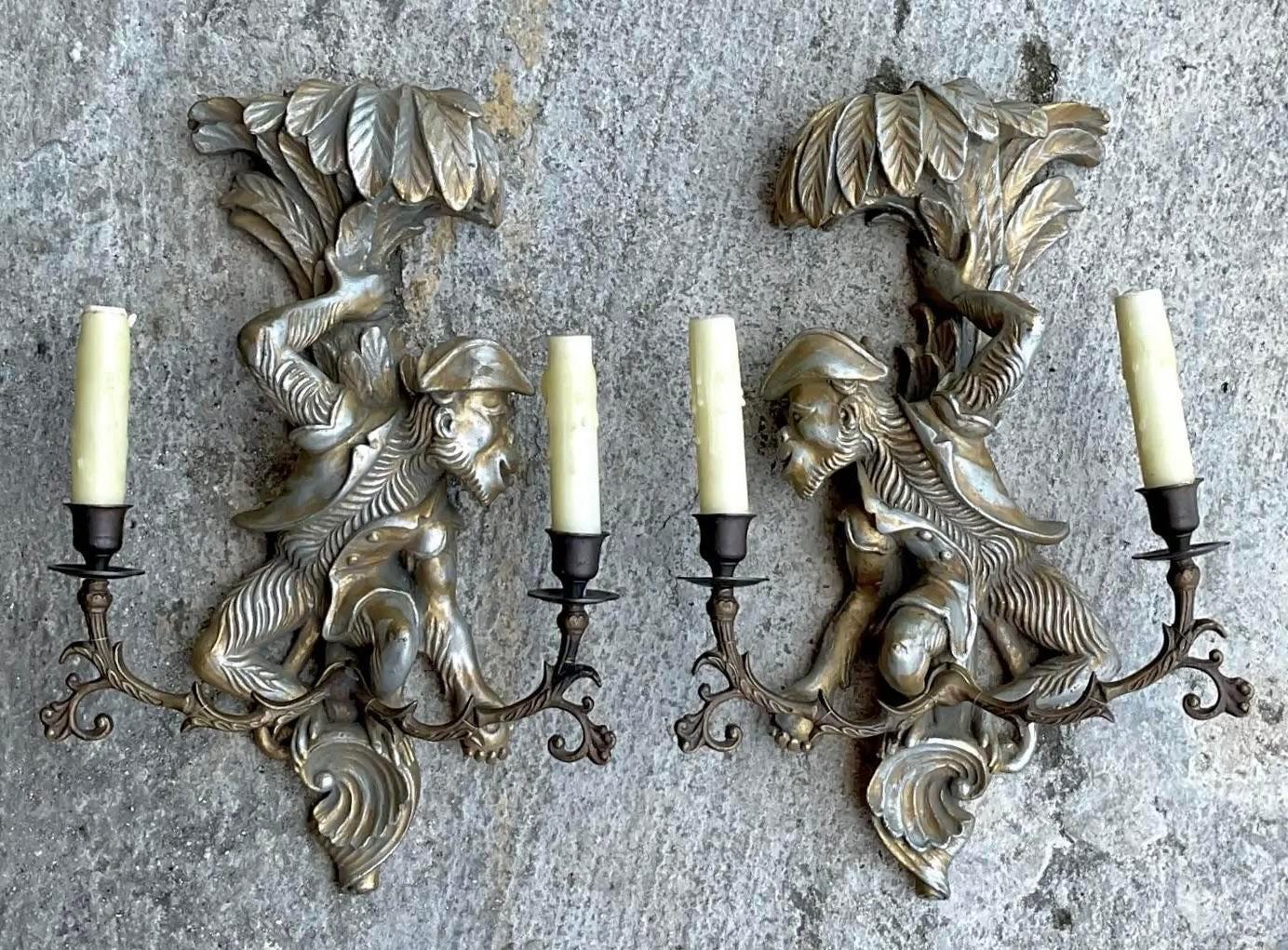Entrez dans un monde d'opulence vintage avec ces rares appliques Regency. Chacun d'entre eux est orné de délicates figures de singe à la pointe dorée. Ils capturent l'essence d'un artisanat raffiné et d'une allure intemporelle. Parfaites pour les