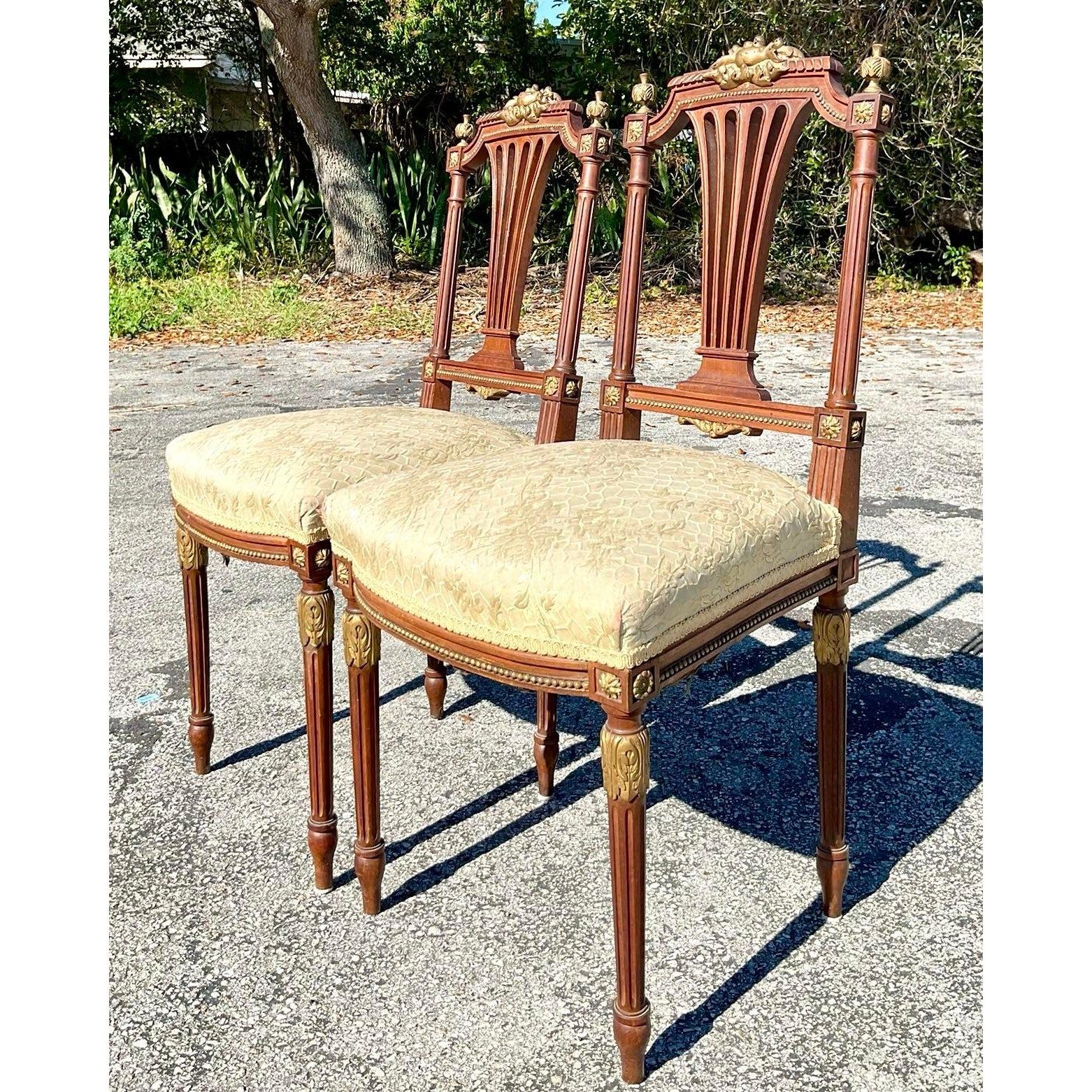 Hollywood Regency Paire de chaises d'appoint en bois doré de style Régence en vente