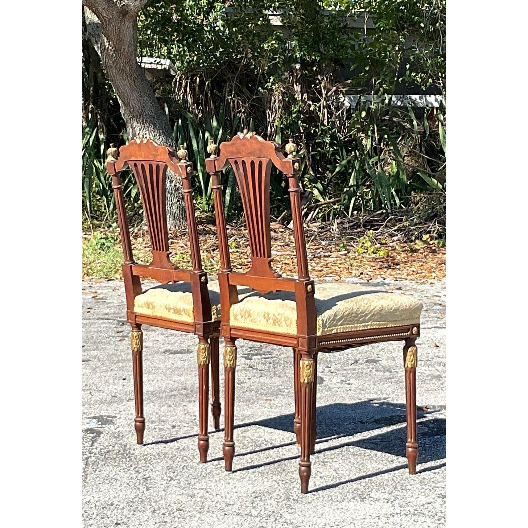 20ième siècle Paire de chaises d'appoint en bois doré de style Régence en vente