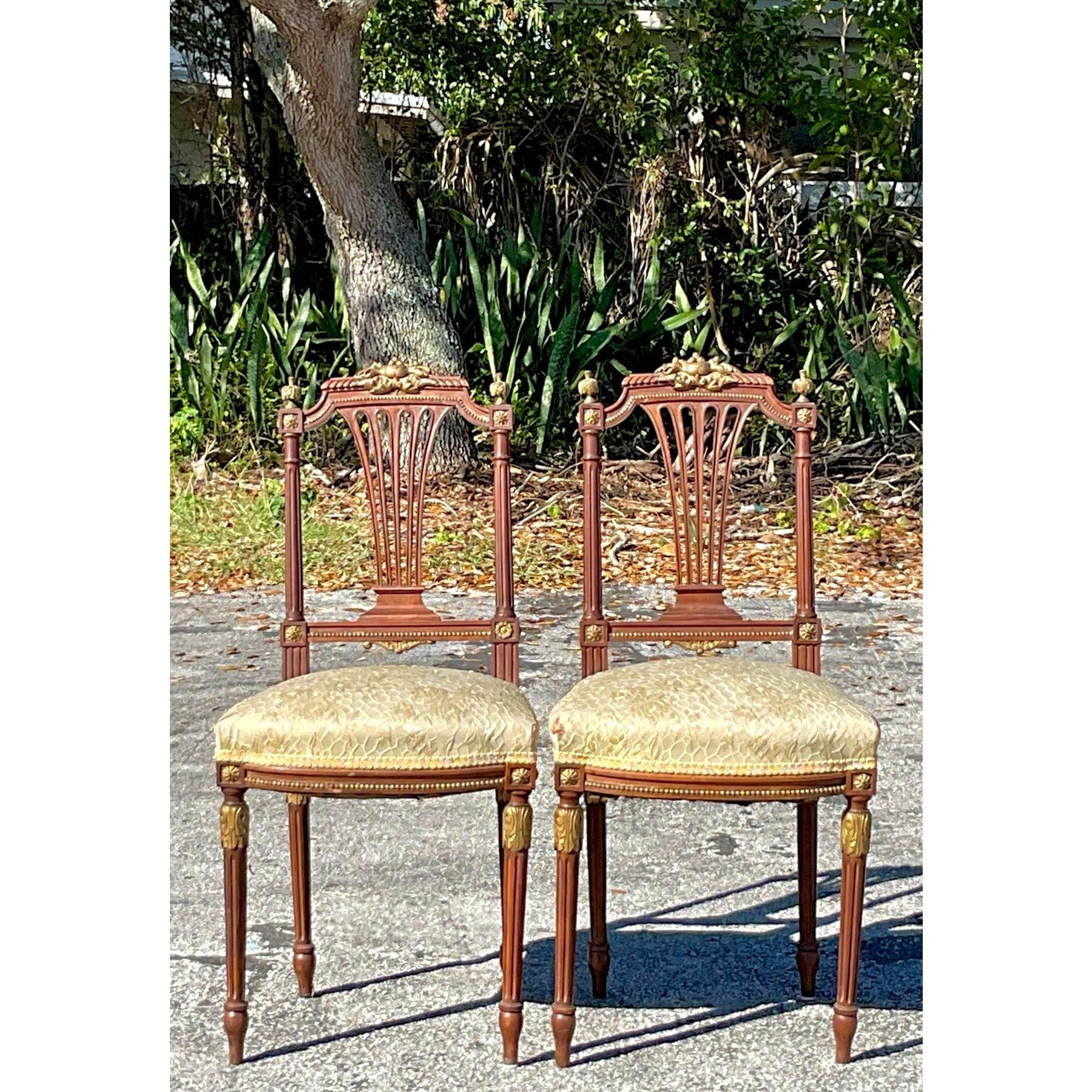 Tissu Paire de chaises d'appoint en bois doré de style Régence en vente