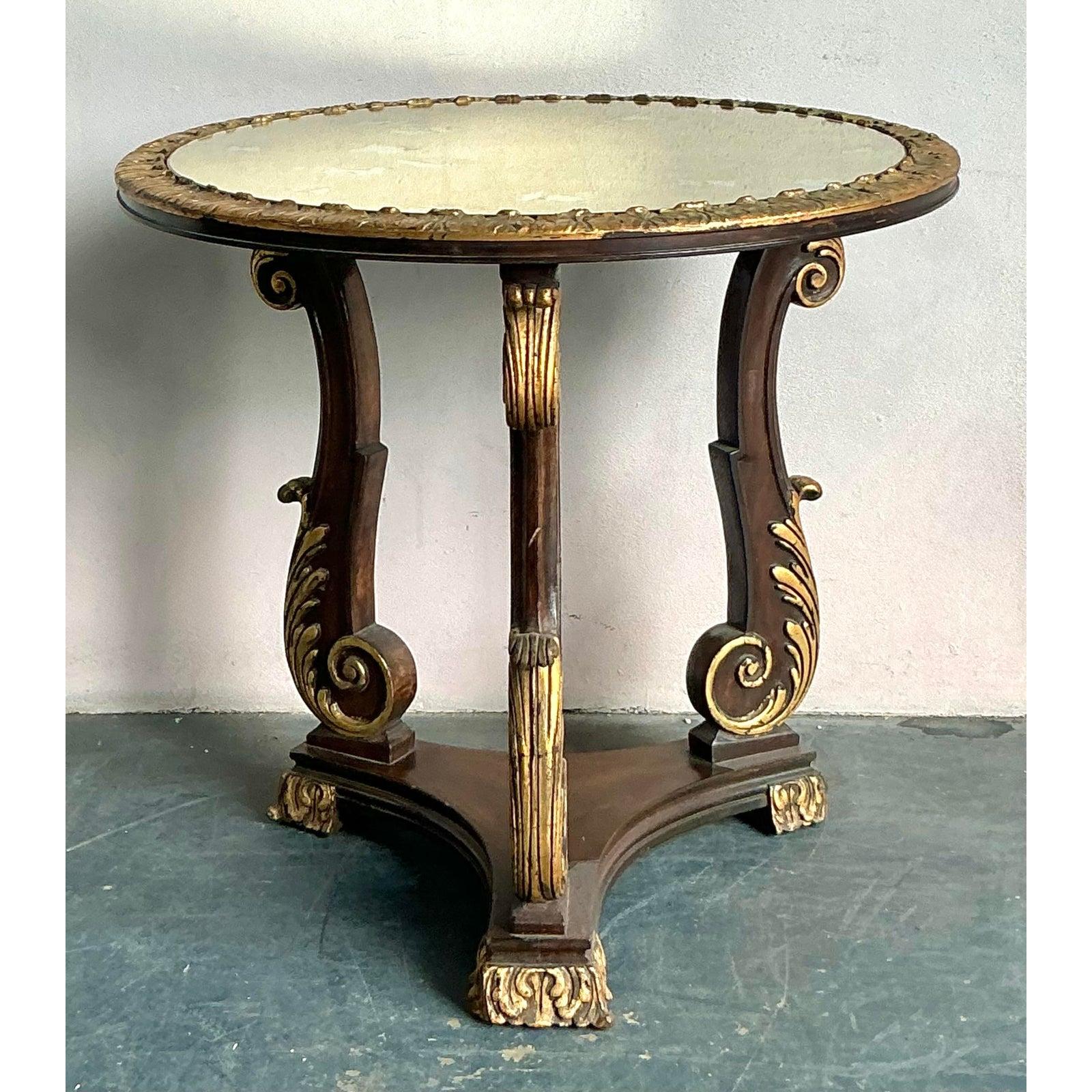 Américain Table d'appoint Vintage Regency à pointes dorées en vente