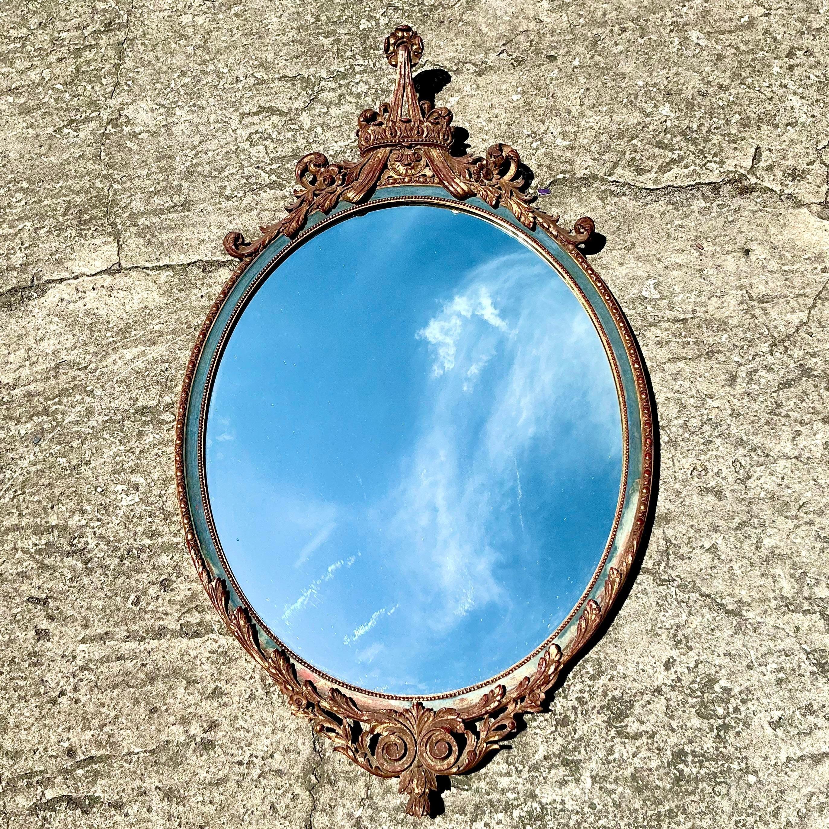 Rehaussez votre décor avec ce miroir Vintage By, orné d'élégantes guirlandes à pointes dorées. Cette pièce de style américain allie sophistication classique et charme intemporel, ce qui en fait un point focal parfait pour n'importe quelle pièce. 