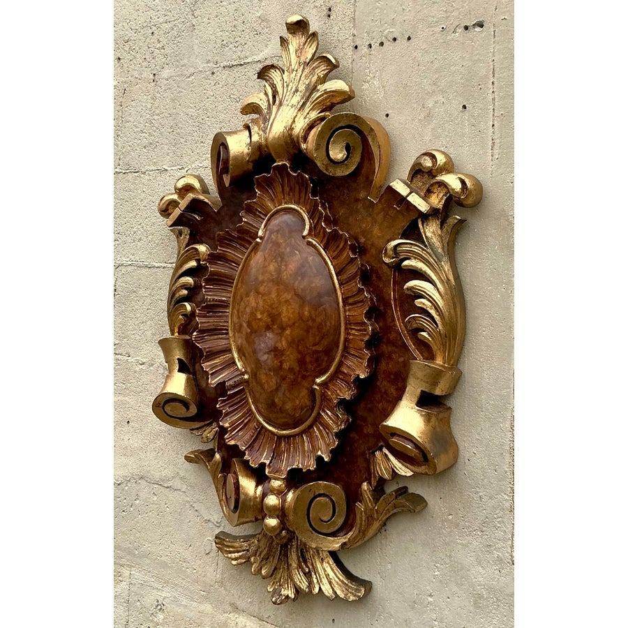 20ième siècle Vintage Regency Gilt Tipped Wood Cartouche en vente