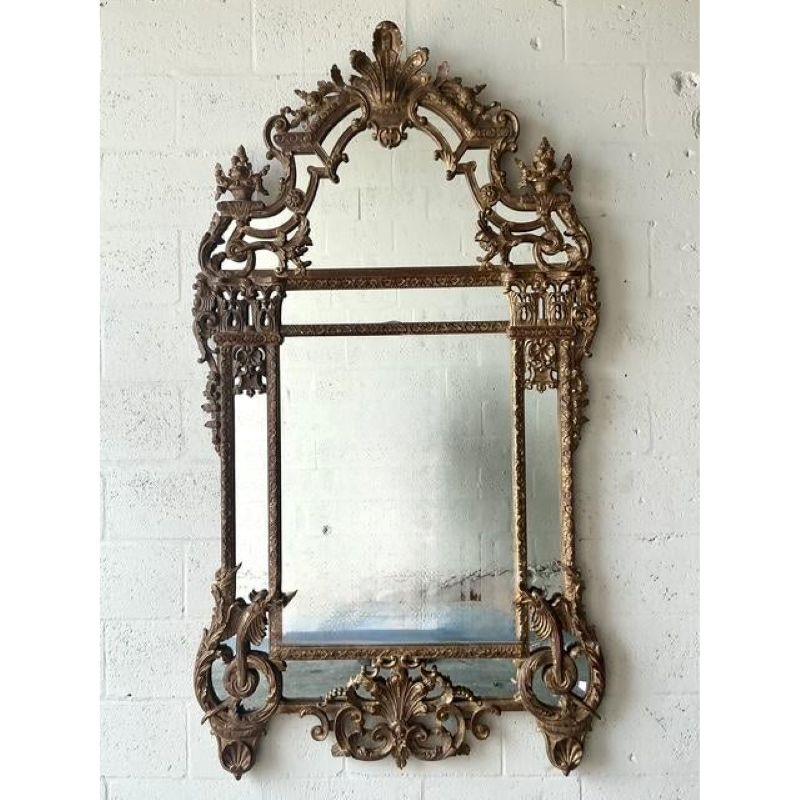 Eleva i tuoi interni con questo magnifico specchio Vintage Hollywood Regency Giltwood Plume, una vera e propria testimonianza di design opulento. Questo pezzo squisito affascina con la sua cornice intricata e intagliata, caratterizzata da