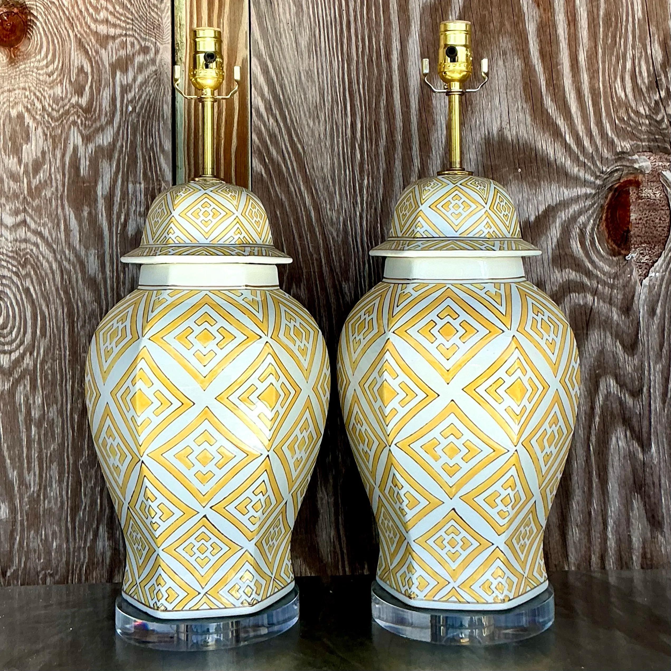 Questa coppia di lampade vintage Regency Ginger Jar emana un'eleganza senza tempo grazie al loro design classico e all'estetica sofisticata. Caratterizzate da intricati motivi in stile Ming e da una finitura ricca e lucida, queste lampade fondono la