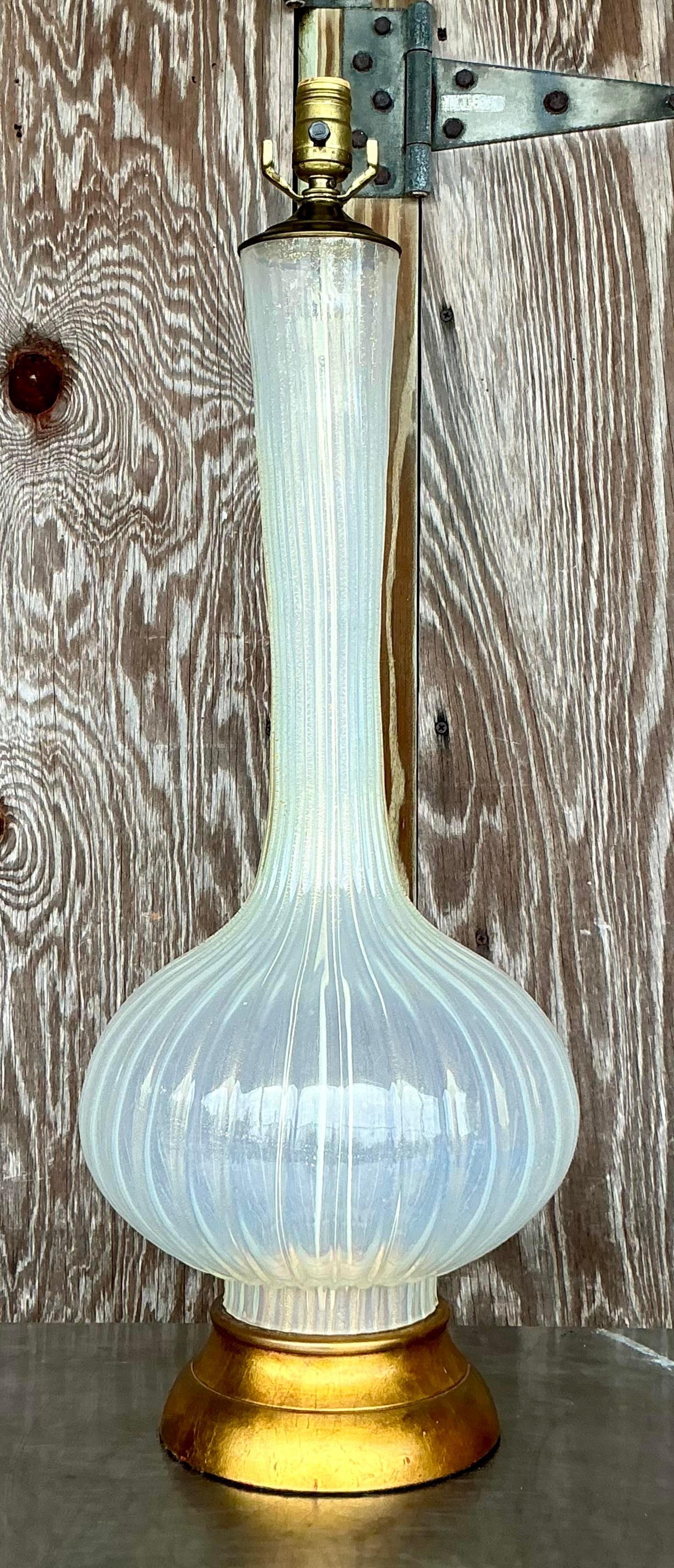Illuminez votre intérieur avec la beauté exquise d'une lampe en verre Vintage Regency After Murano. Cette superbe pièce met en valeur l'art du verre de Murano, avec un design élégant et une sophistication intemporelle. Parfait pour ajouter une