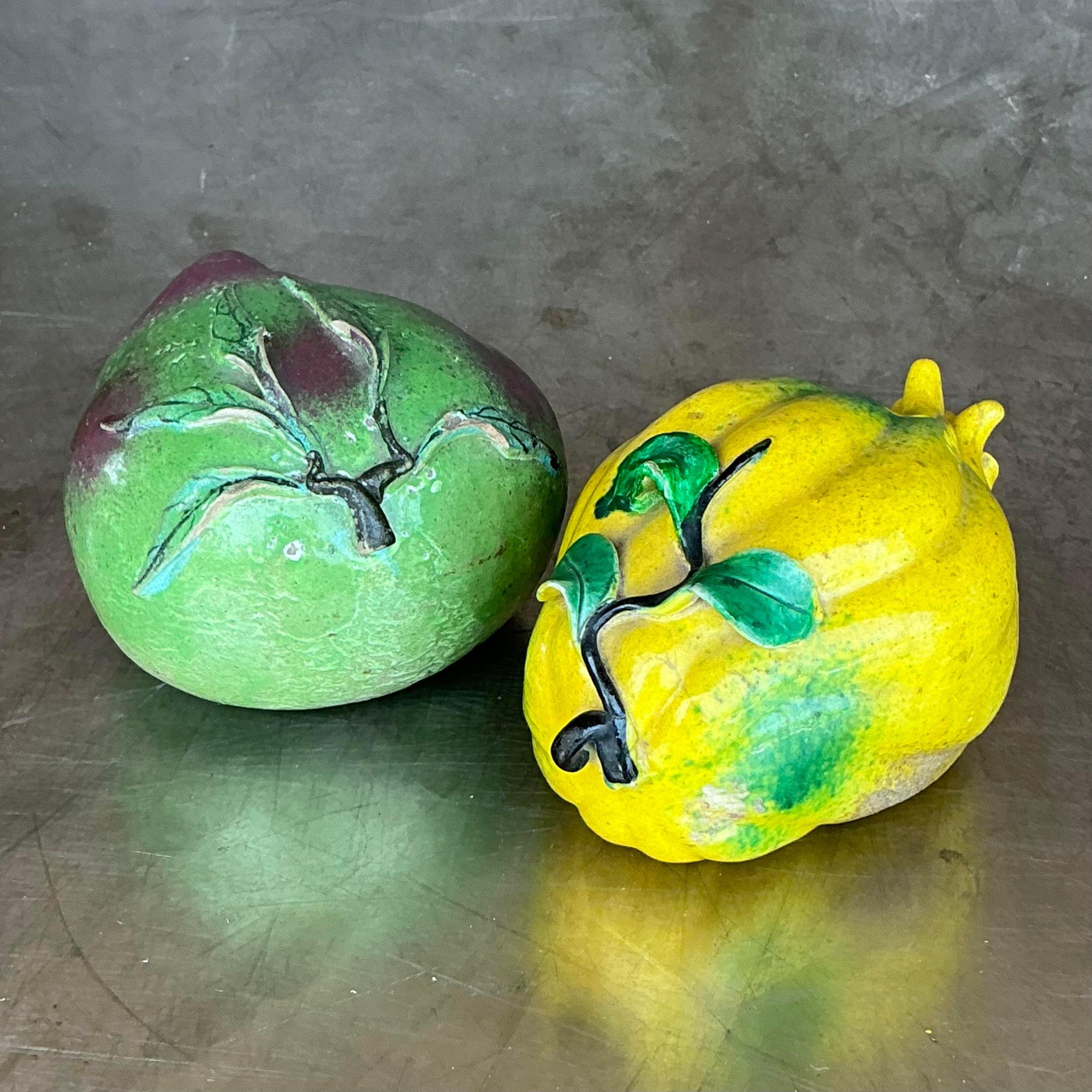 Frutta d'altare in ceramica smaltata vintage Regency - Set di 2 In condizioni buone in vendita a west palm beach, FL