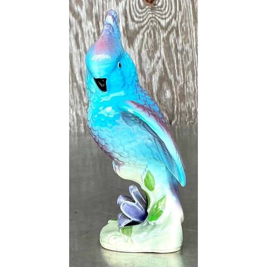 Questo affascinante cacatua in ceramica vintage mostra una squisita abilità artistica grazie alle sue vibranti tonalità di blu, ai delicati accenti rosa e agli intricati dettagli. Realizzato con uno smalto lucido, questo pezzo emana un'eleganza da