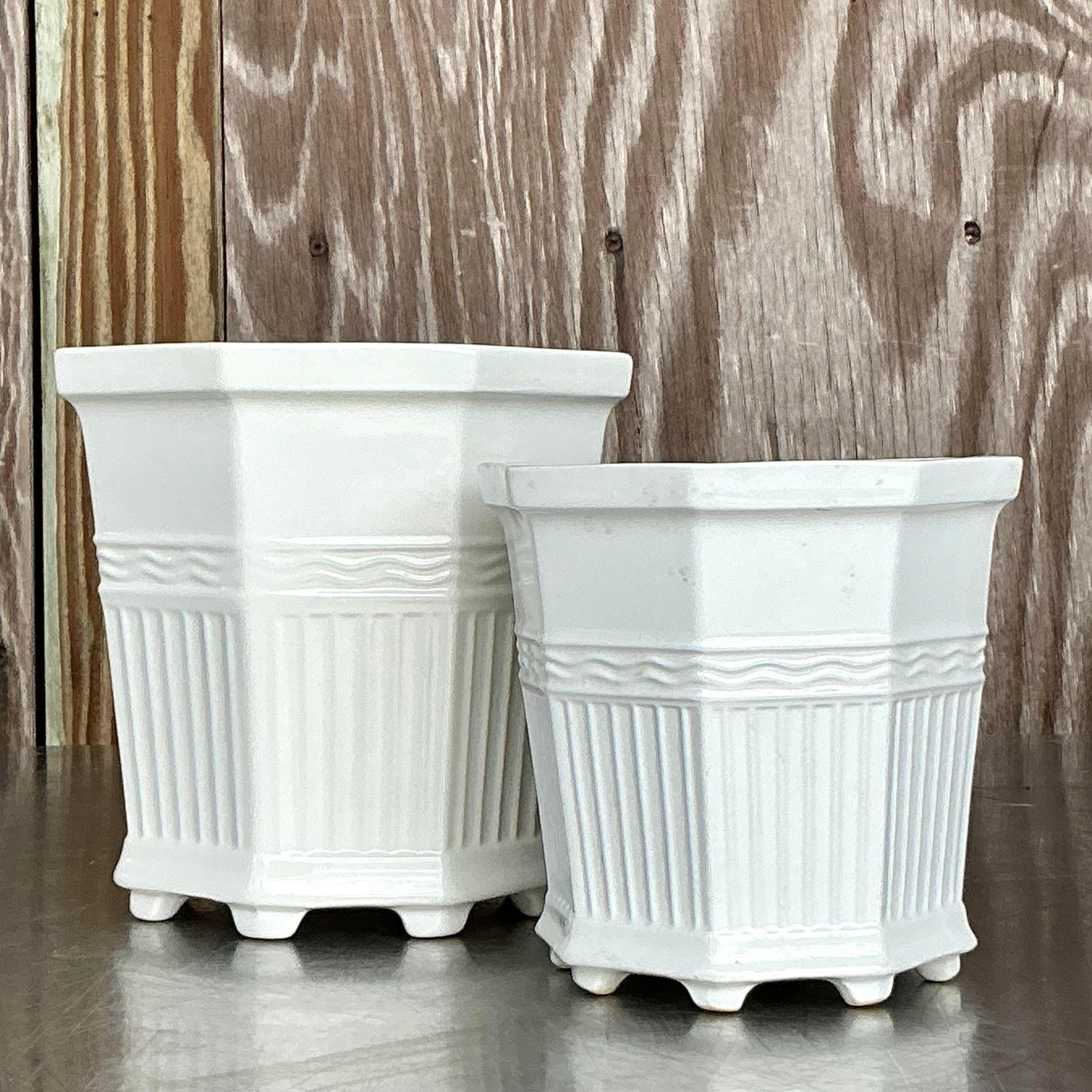 Eleva tu decoración con la elegancia clásica de esta maceta de cerámica esmaltada Vintage Regency. Perfecta para interiores de estilo americano, esta hermosa pieza presenta un diseño atemporal con un acabado rico y brillante. Su refinada artesanía y