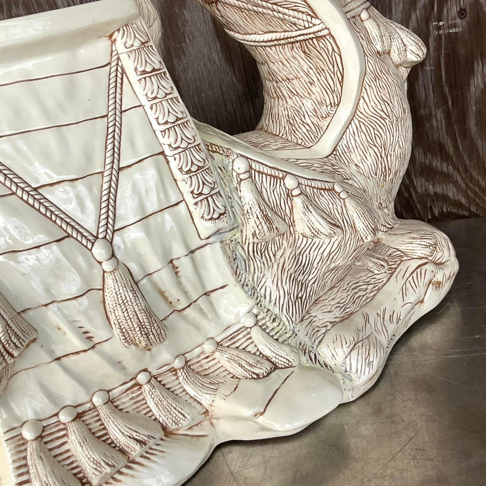 Améliorez votre décor avec ce tabouret bas Vintage Regency en céramique émaillée de couleur camel. Doté d'un riche glaçage et d'un style américain classique, sa forme distinctive et sa finition élégante en font une pièce d'accent élégante et