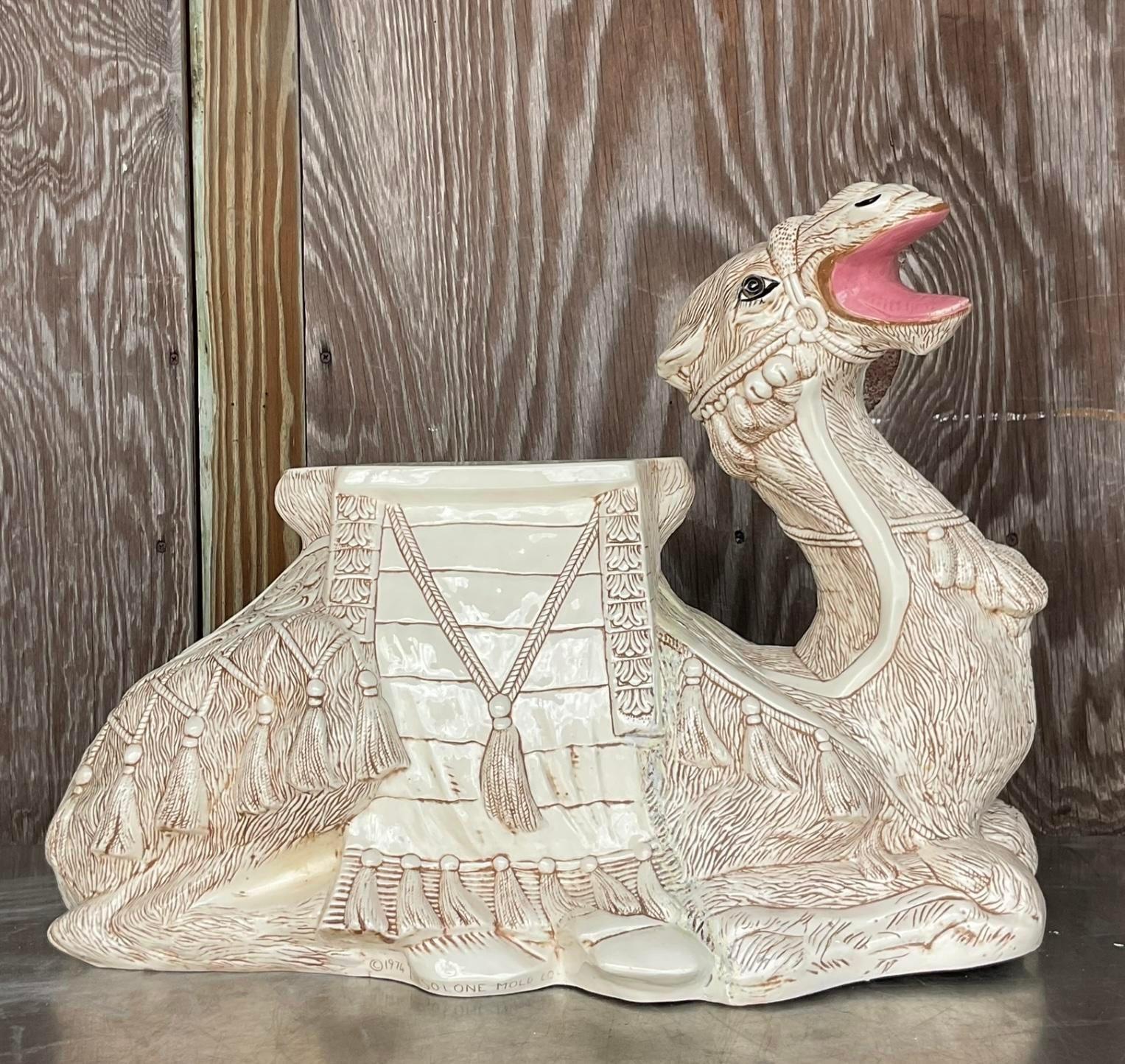 Américain Tabouret bas Camel Vintage Regency en céramique émaillée en vente