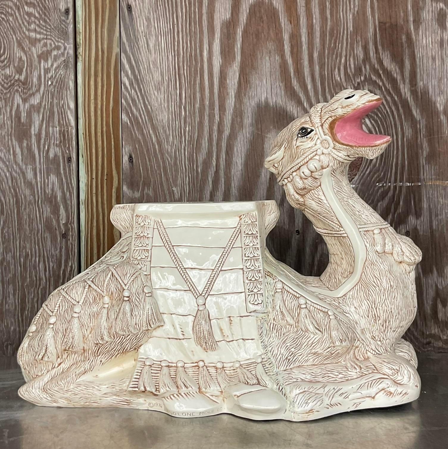 Tabouret bas Camel Vintage Regency en céramique émaillée Bon état - En vente à west palm beach, FL