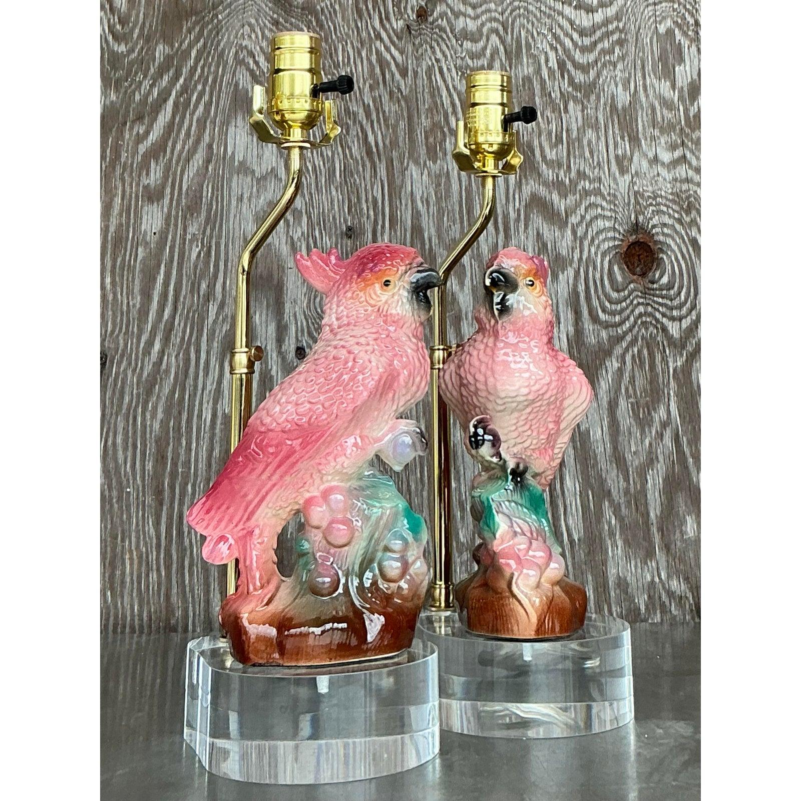 Mid-Century Modern Paire de lampes Cockatoo en céramique émaillée Vintage Regency