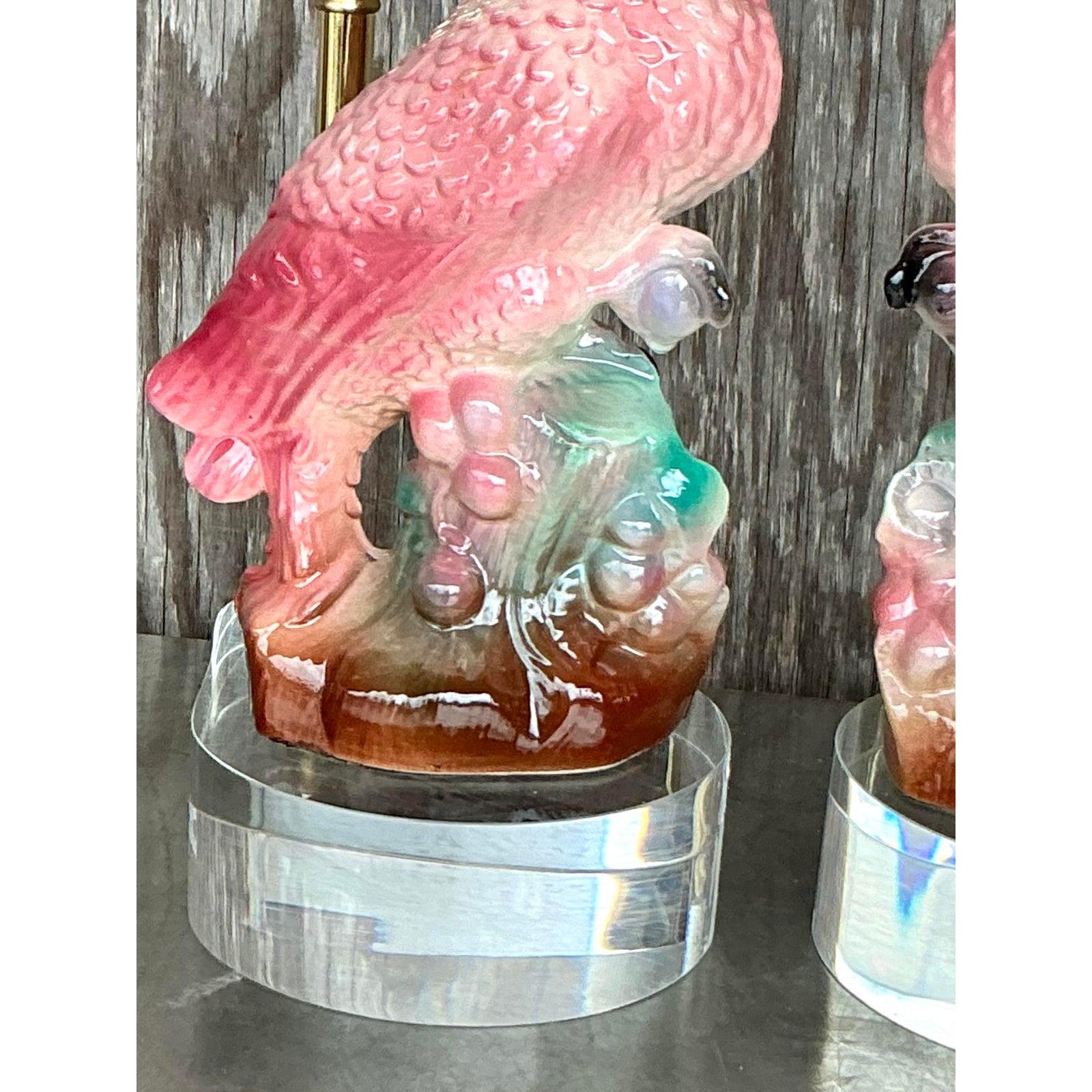 Américain Paire de lampes Cockatoo en céramique émaillée Vintage Regency