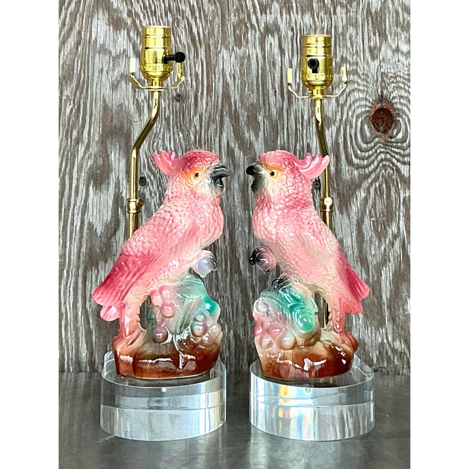 Paire de lampes Cockatoo en céramique émaillée Vintage Regency Bon état à West Palm Beach, FL