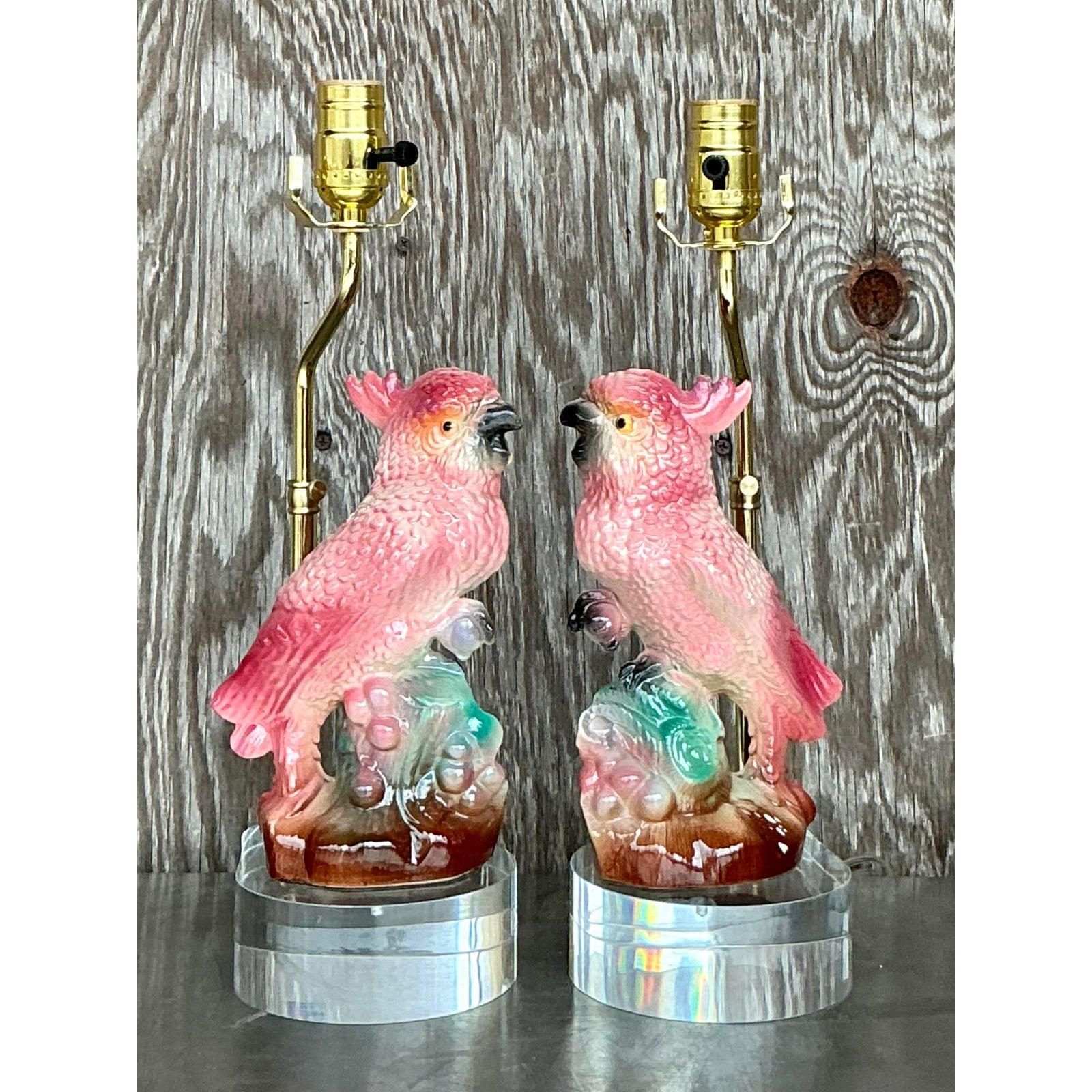 20ième siècle Paire de lampes Cockatoo en céramique émaillée Vintage Regency