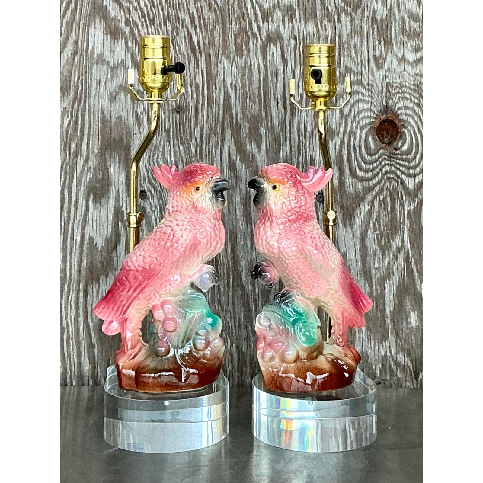 Laiton Paire de lampes Cockatoo en céramique émaillée Vintage Regency