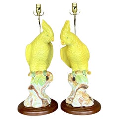 Vintage Regency glasierte Keramik Kakadu-Lampen - ein Paar