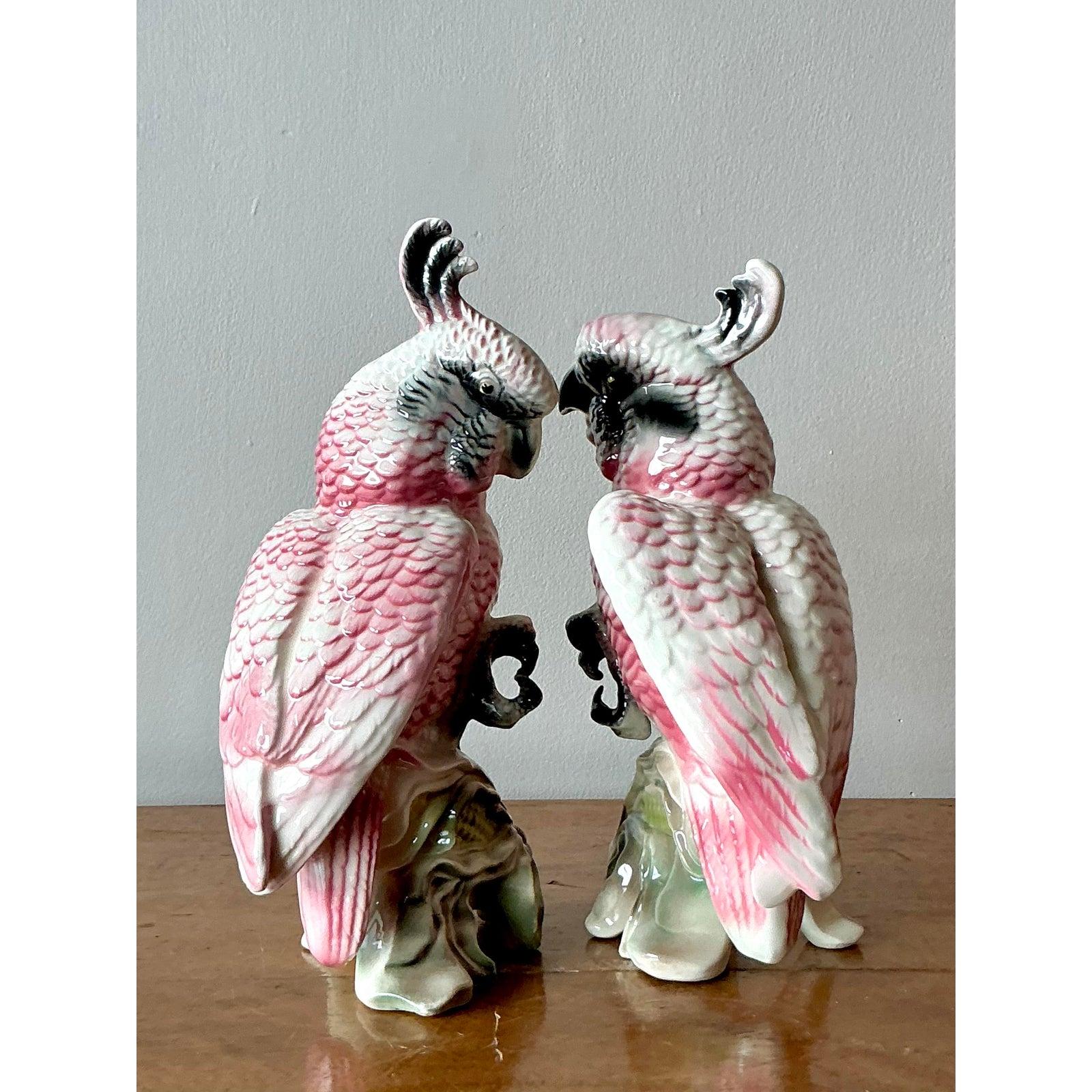 Hollywood Regency Cacatua in ceramica smaltata vintage Regency - Una coppia in vendita