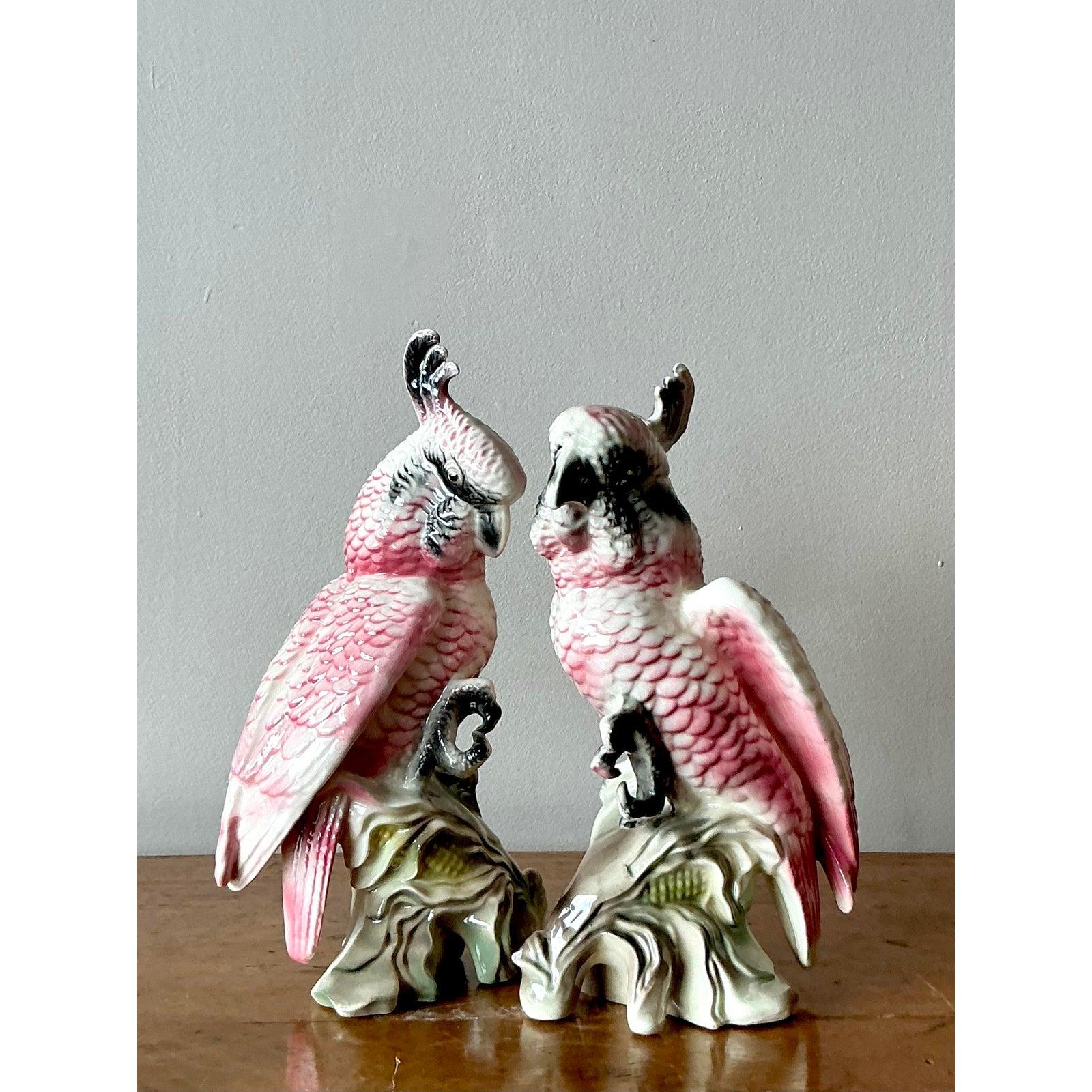 Cacatua in ceramica smaltata vintage Regency - Una coppia In condizioni buone in vendita a West Palm Beach, FL