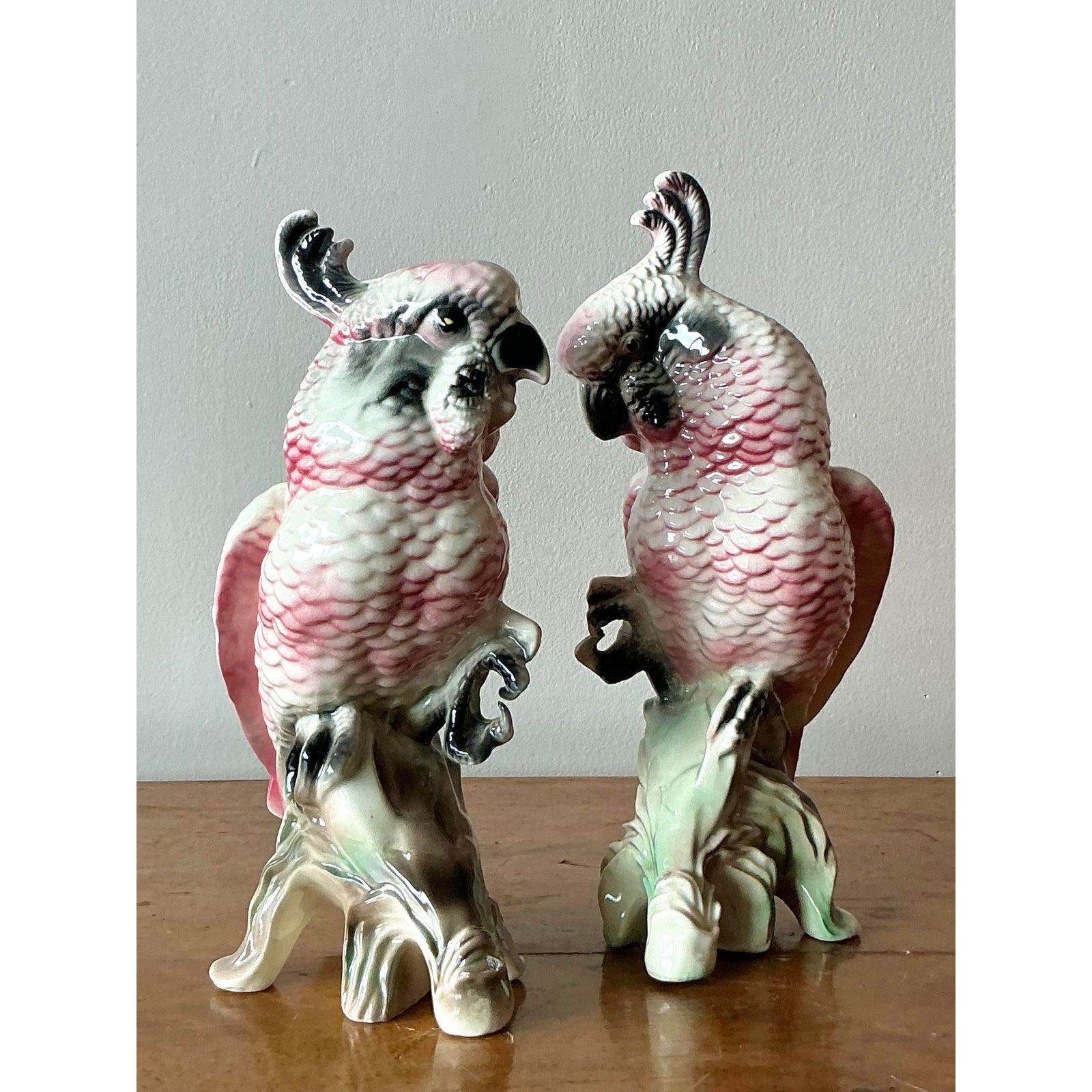 XX secolo Cacatua in ceramica smaltata vintage Regency - Una coppia in vendita