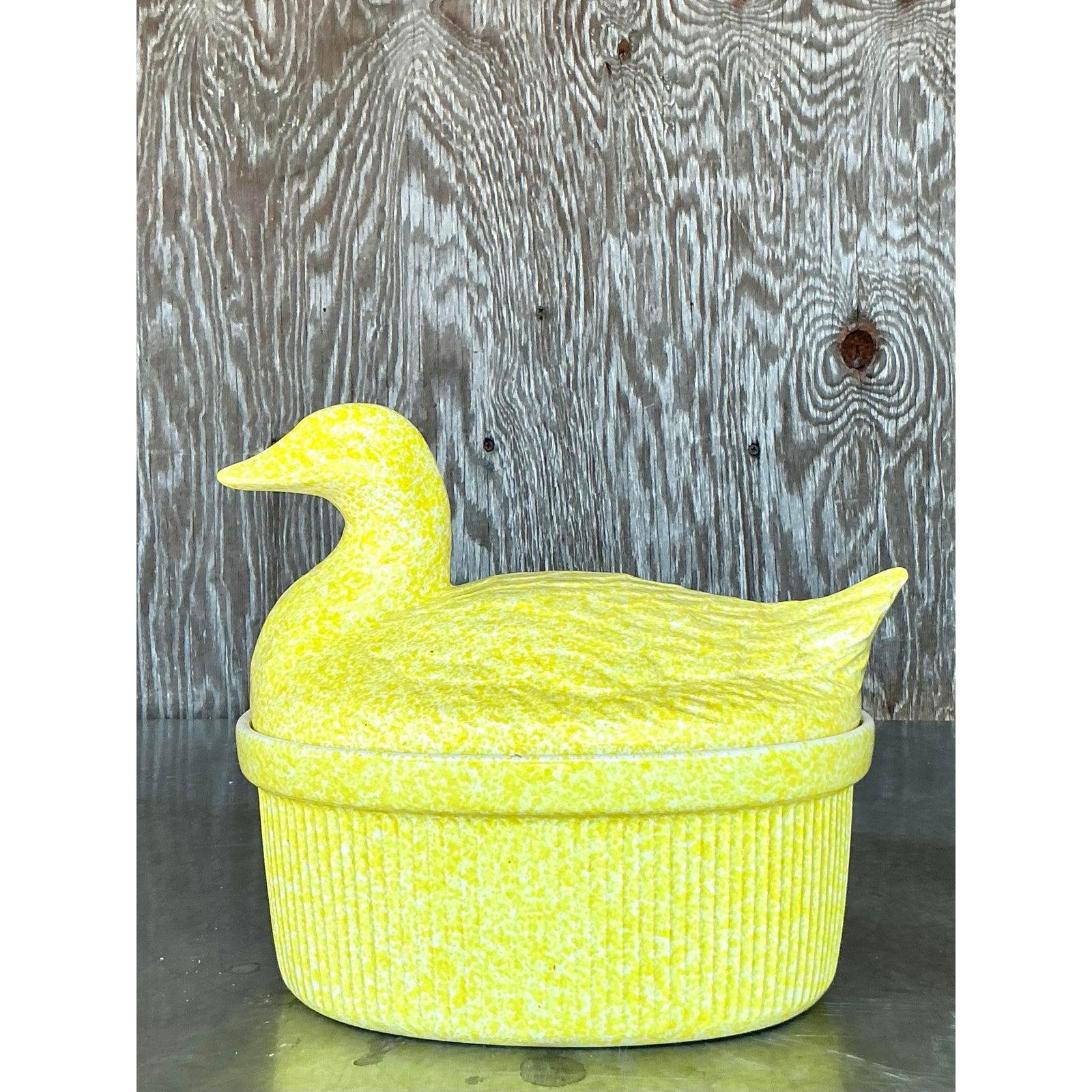 Infusez un charme fantaisiste dans votre cuisine avec cette cocotte canard en céramique émaillée Vintage Regency, un délicieux mélange de fonctionnalité et d'élégance rétro. Réalisé avec une glaçure jaune brillante, ce plat présente un couvercle en