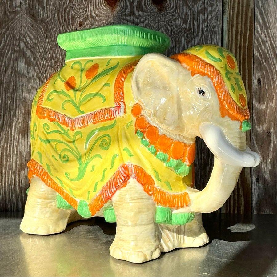 Ce charmant tabouret éléphant vintage en céramique respire l'élégance d'inspiration régence avec son design vibrant émaillé à la main. Fabriquée dans des tons frappants de vert, de jaune et d'orange, cette pièce est aussi fonctionnelle que
