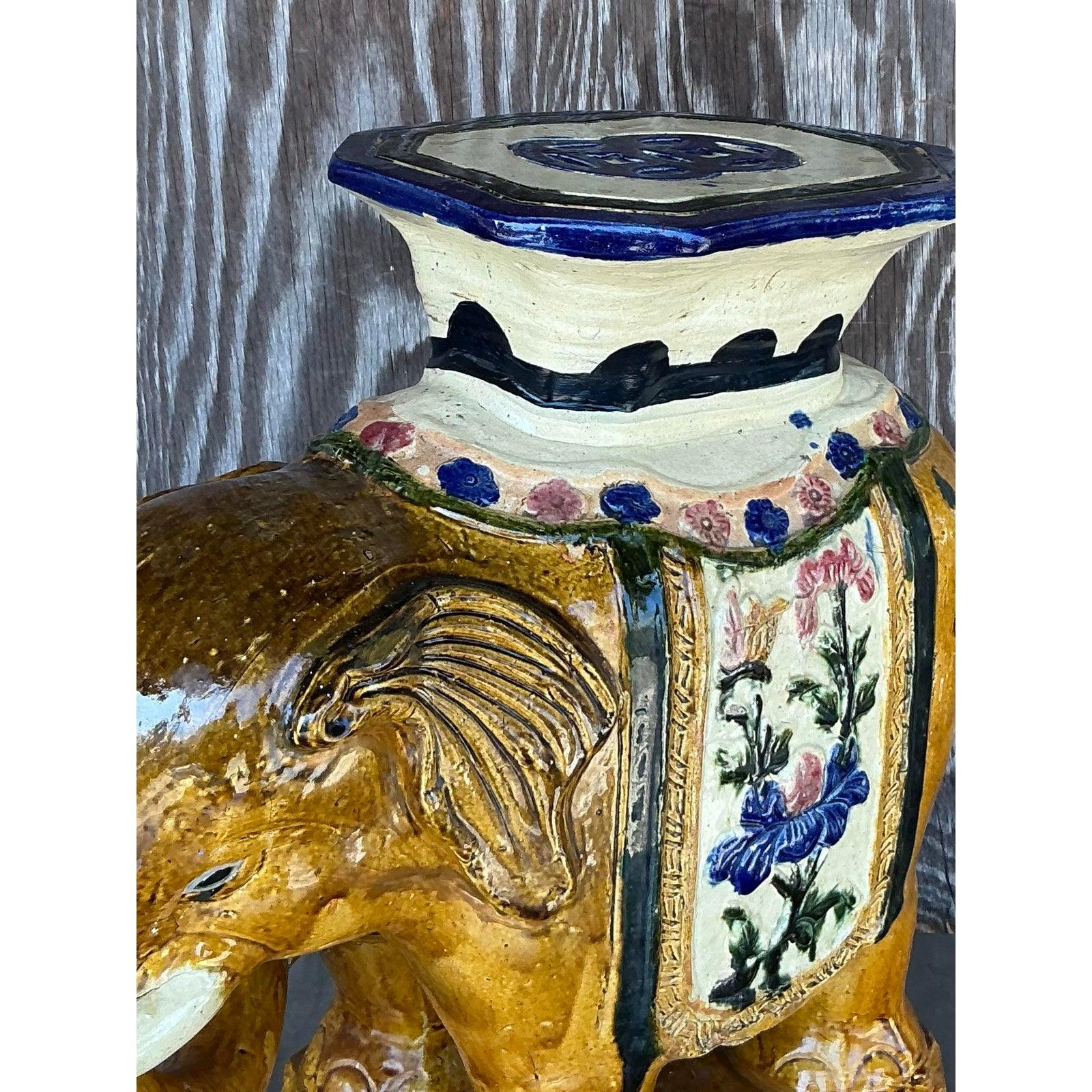 Taburete Bajo Elefante de Cerámica Esmaltada Vintage Regency en Bueno estado para la venta en west palm beach, FL
