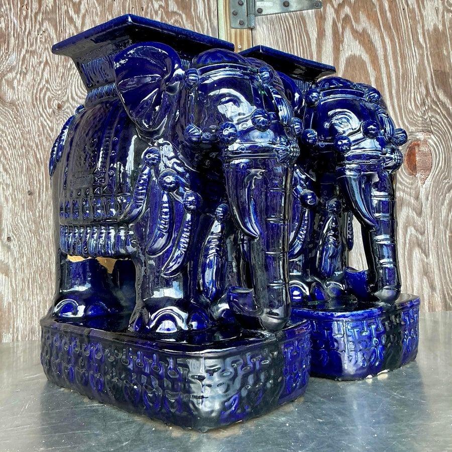 Estos impresionantes taburetes de elefante vintage de la Regencia son una declaración de arte y elegancia. Elaboradas en rica cerámica azul cobalto con un lustroso acabado esmaltado, estas piezas presentan detalles intrincados, como ornamentados