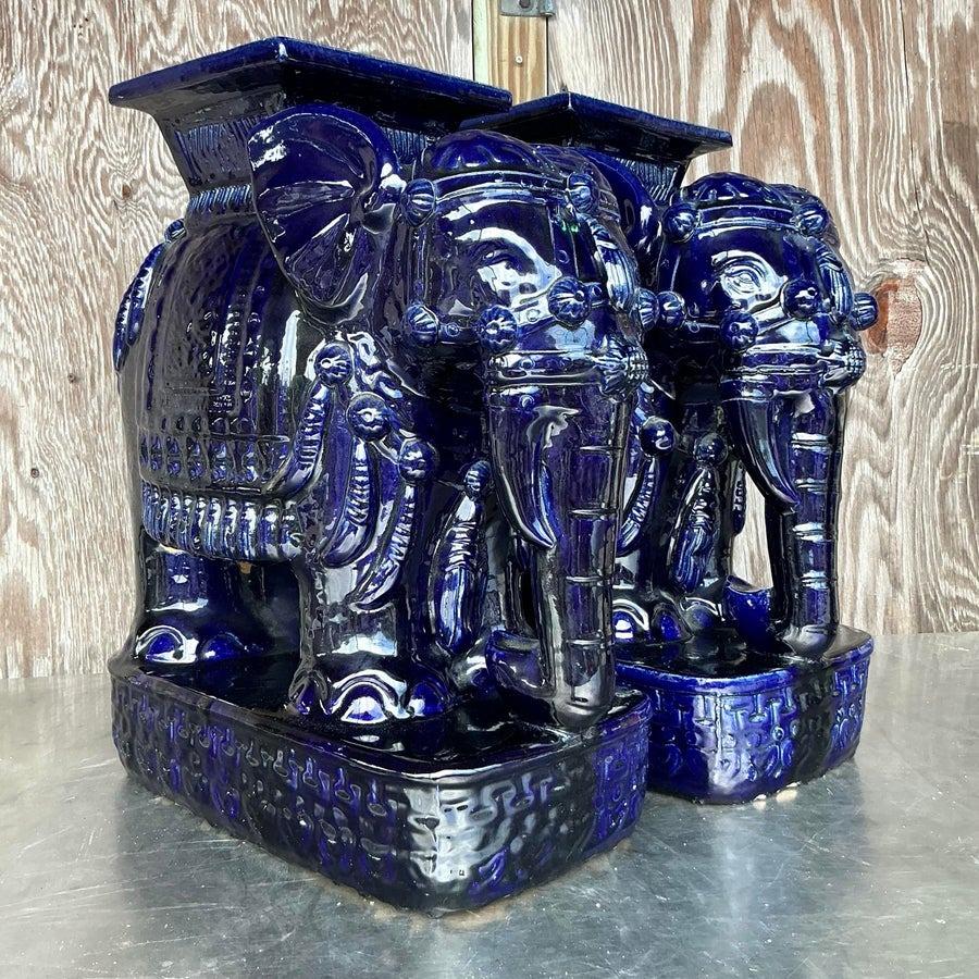 Pareja de taburetes bajos de cerámica esmaltada con forma de elefante - 2450 siglo XX en venta
