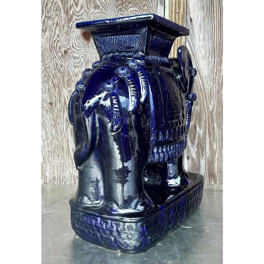 Pareja de taburetes bajos de cerámica esmaltada con forma de elefante - 2450 en venta 1