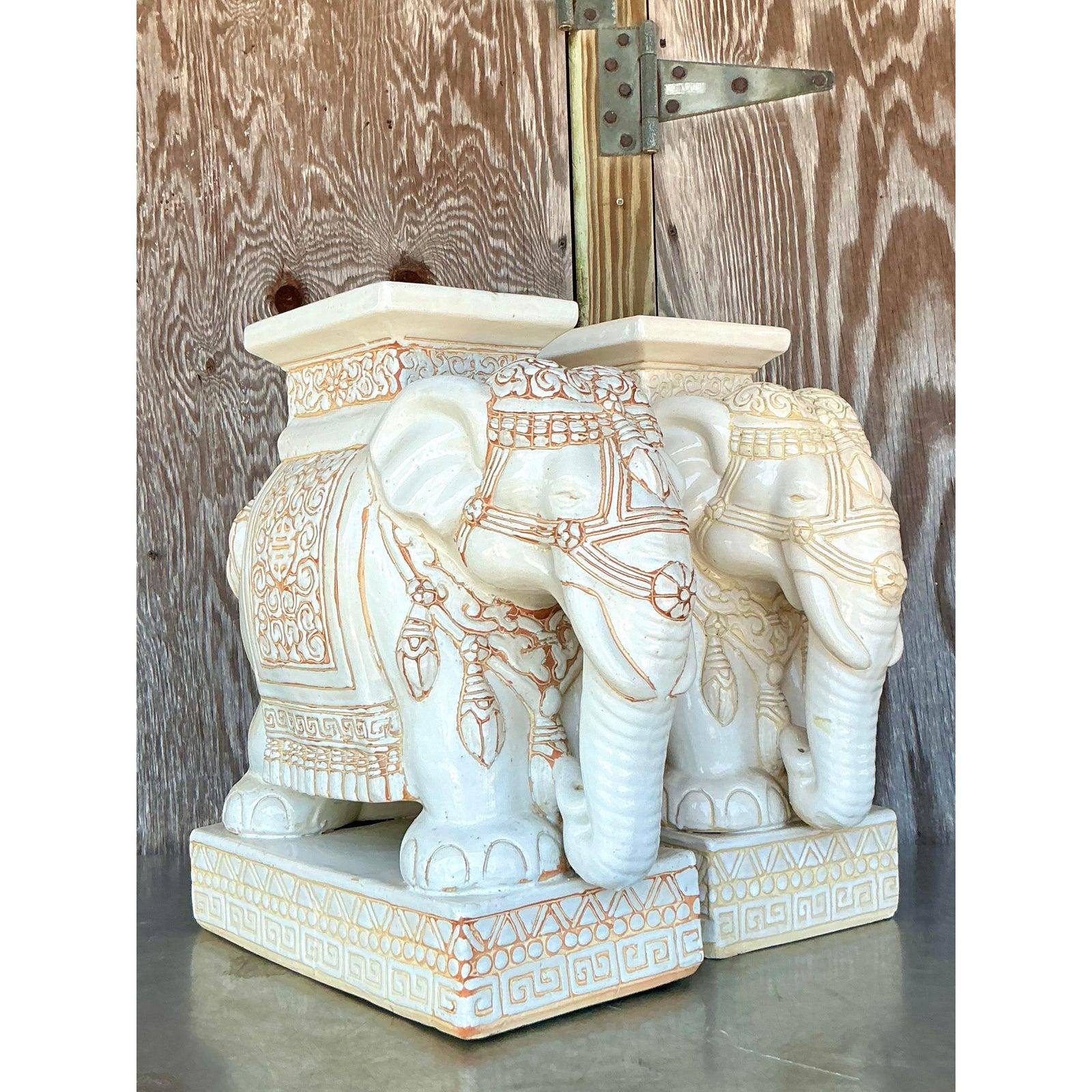 Introduisez une touche exotique de Chinoiserie Chic dans vos intérieurs avec cette captivante paire de tabourets éléphants Vintage Regency en céramique émaillée. Chaque tabouret est un magnifique exemple de l'artisanat de la céramique vintage, avec