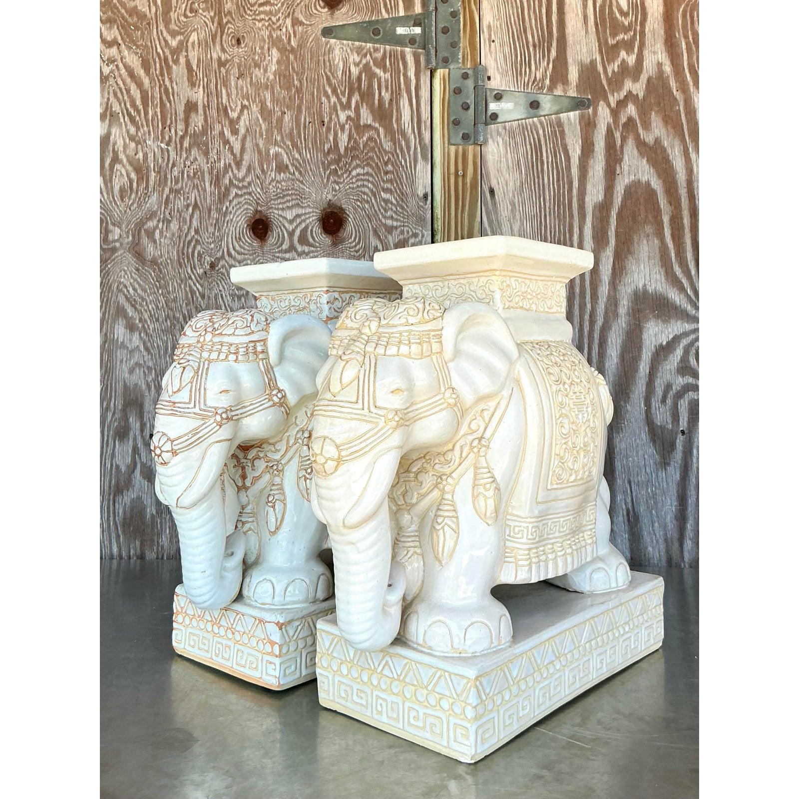 Chinois Paire de tabourets éléphants Vintage Regency en céramique émaillée en vente